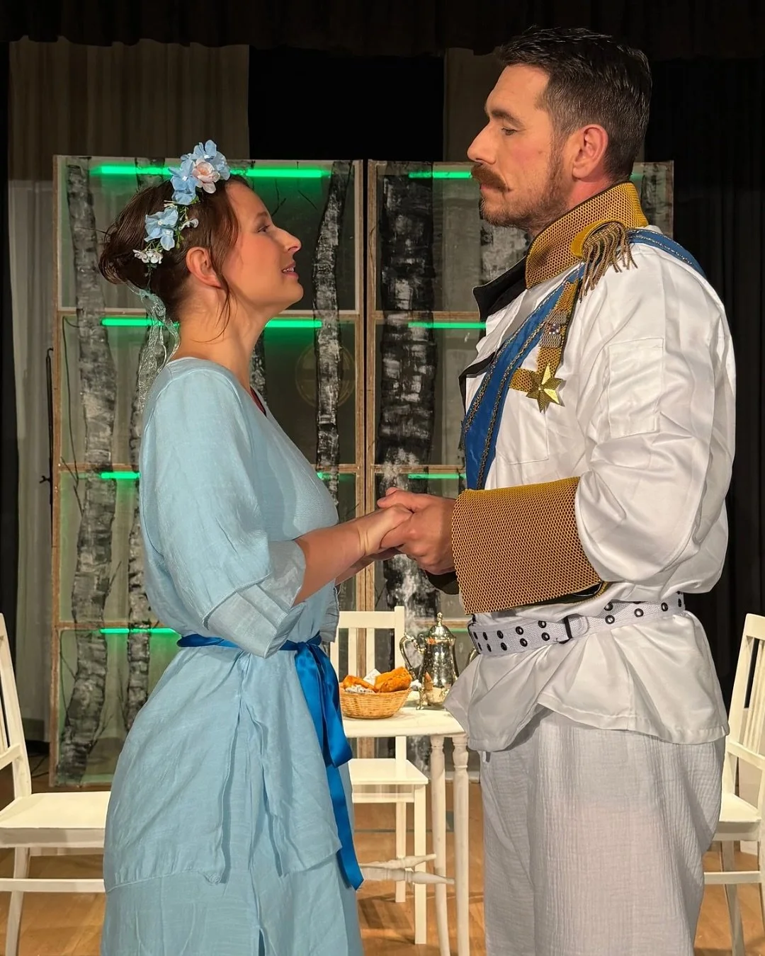 Heute in 1️⃣ Woche ist Premiere! 🤩 Zu diesem Anlass gibts ein paar Einblicke in und auf unsere „Helden“. 
Gönnt euch bei diesem grauen Wetter einen lustigen Theaterabend! Tickets über den Link in unserer Bio 🎫
#theater #theat