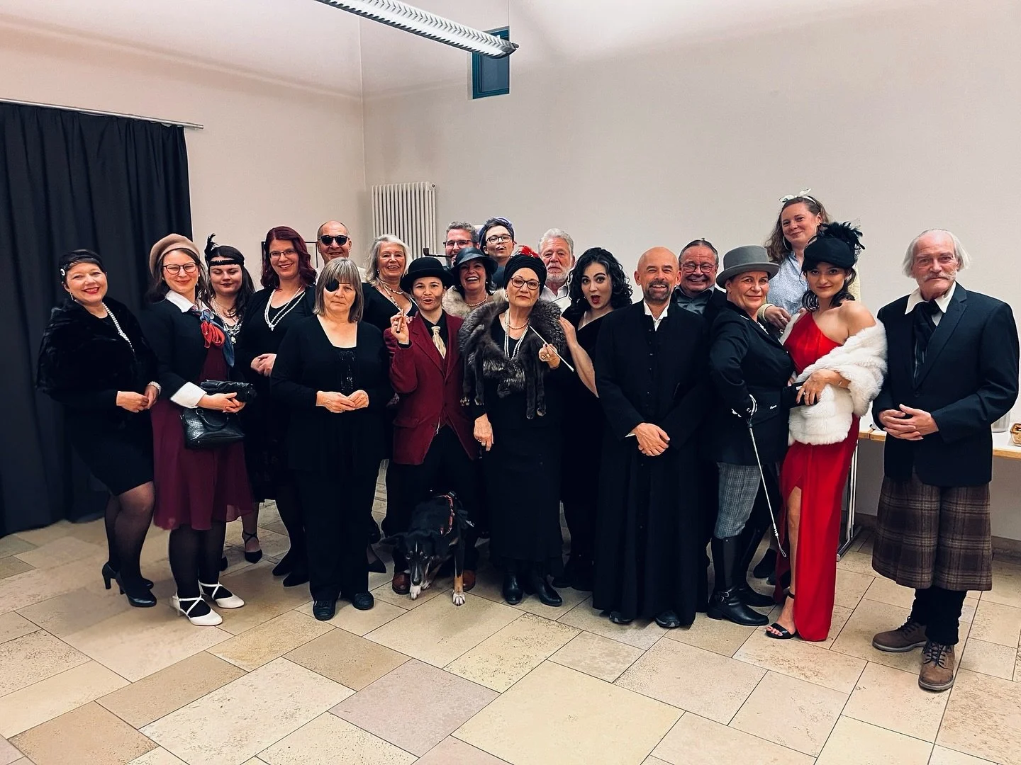 So sieht das also aus, wenn man mit lauter Theaterverr&uuml;ckten im Rahmen der Weihnachtsfeier ein Krimidinner macht&hellip; 😮&zwj;💨

In diesem Sinne w&uuml;nschen wir euch nur das Beste f&uuml;r 2️⃣0️⃣2️⃣5️⃣ - vor allem weniger Morde als an diese