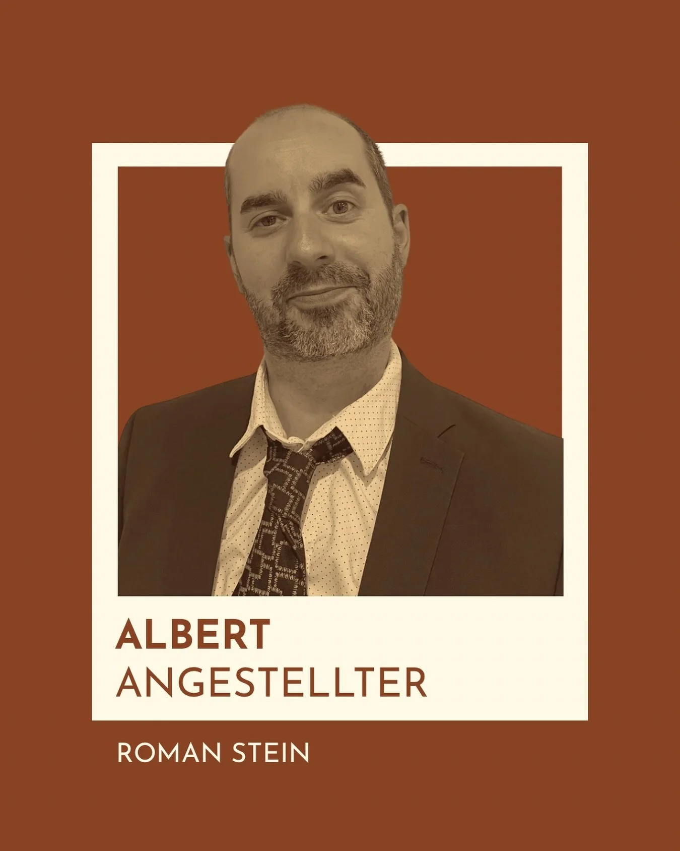 Der Angestellte des Jahres: Erpresst morgens seinen Chef um eine Gehaltserh&ouml;hung und gesteht ihm nachmittags, dass er seine Tochter heiraten will. Ein echter Romantiker. Immerhin k&uuml;mmert er sich ununterbrochen um ausreichend Beruhigungsmitt