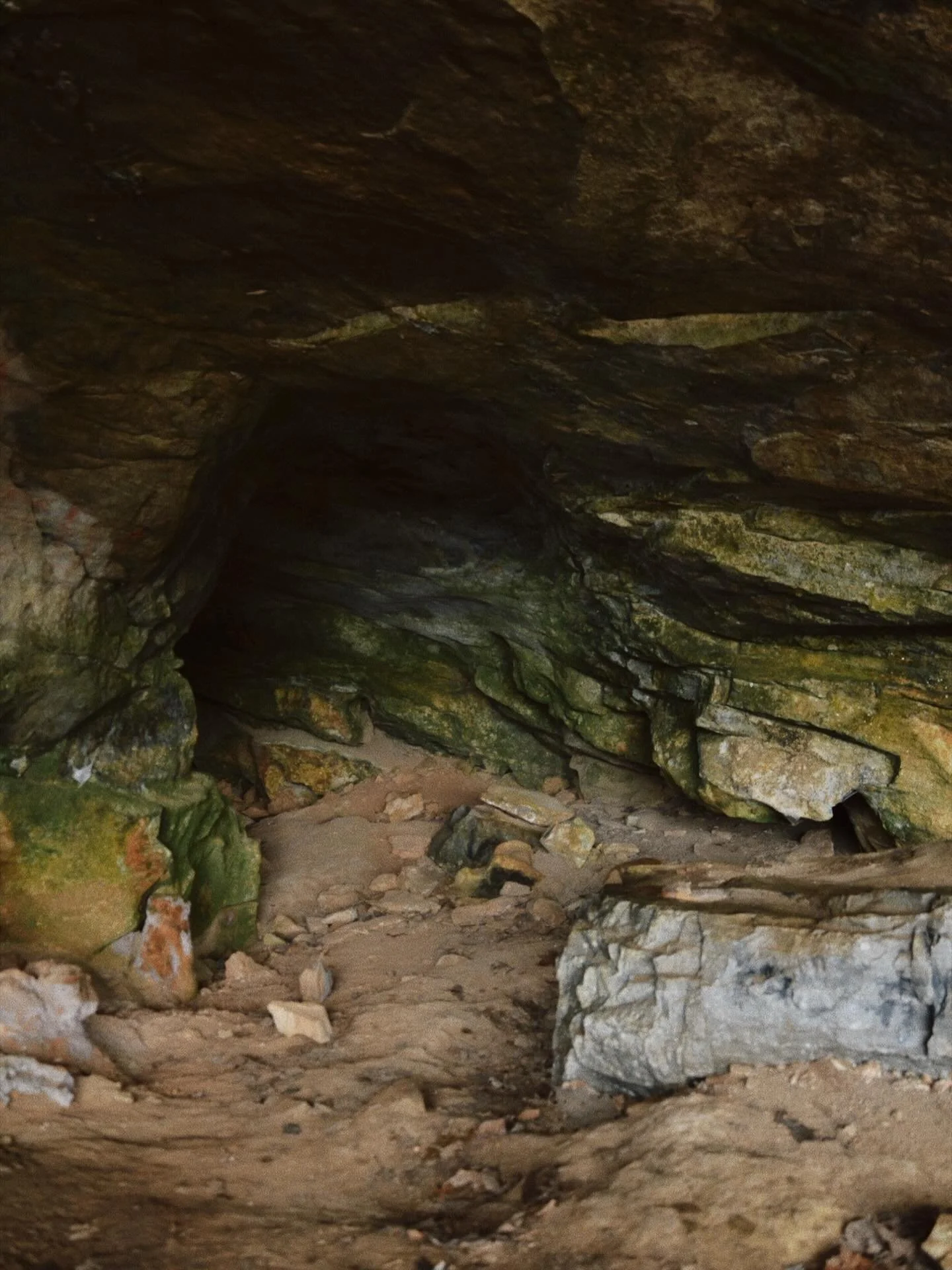 Tucked into the hillside is a Monday wrapped in stone walls, soft light, and uninterrupted silence.