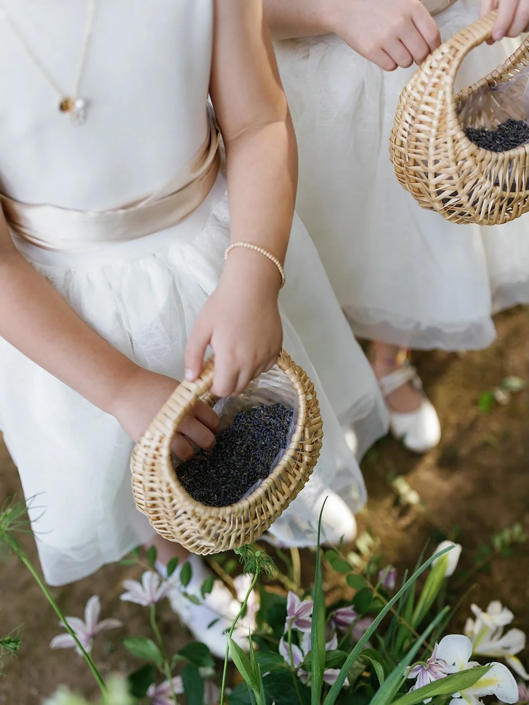 A little countryside scent for the walk down the aisle.

Photos: @maggiedunn.co