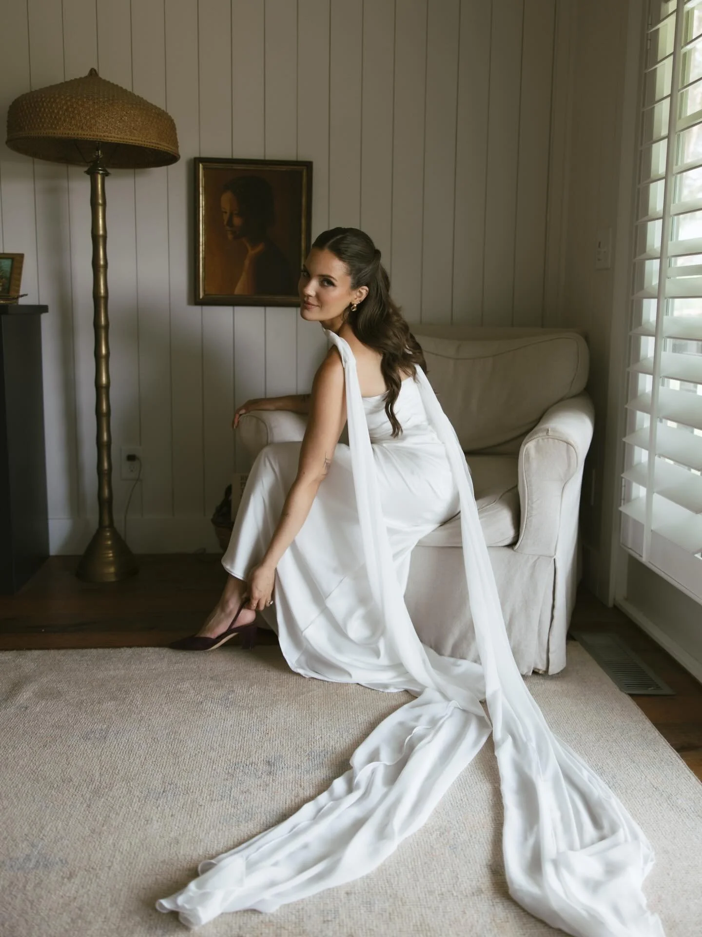 Grace and Blake&rsquo;s preview gallery featuring spring as it is: green and growing, grounding browns, light soft on the table, no excess. 🤎

Photo: @miagphotography 
Planning: @mosaicweddings_ 
Floral: @gingerroseflowers