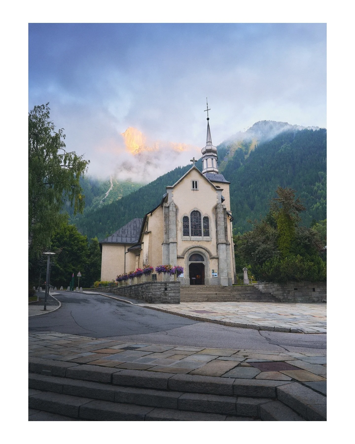 Paroisse Saint Bernard du Mont-Blanc

Chamonix, France
August | 2025
📸 @fujifilmx_us GFX 100s

A quiet morning walking through this small town in the French Alps. This beautiful church sits in the heart of this place, at the base of the stunning mou