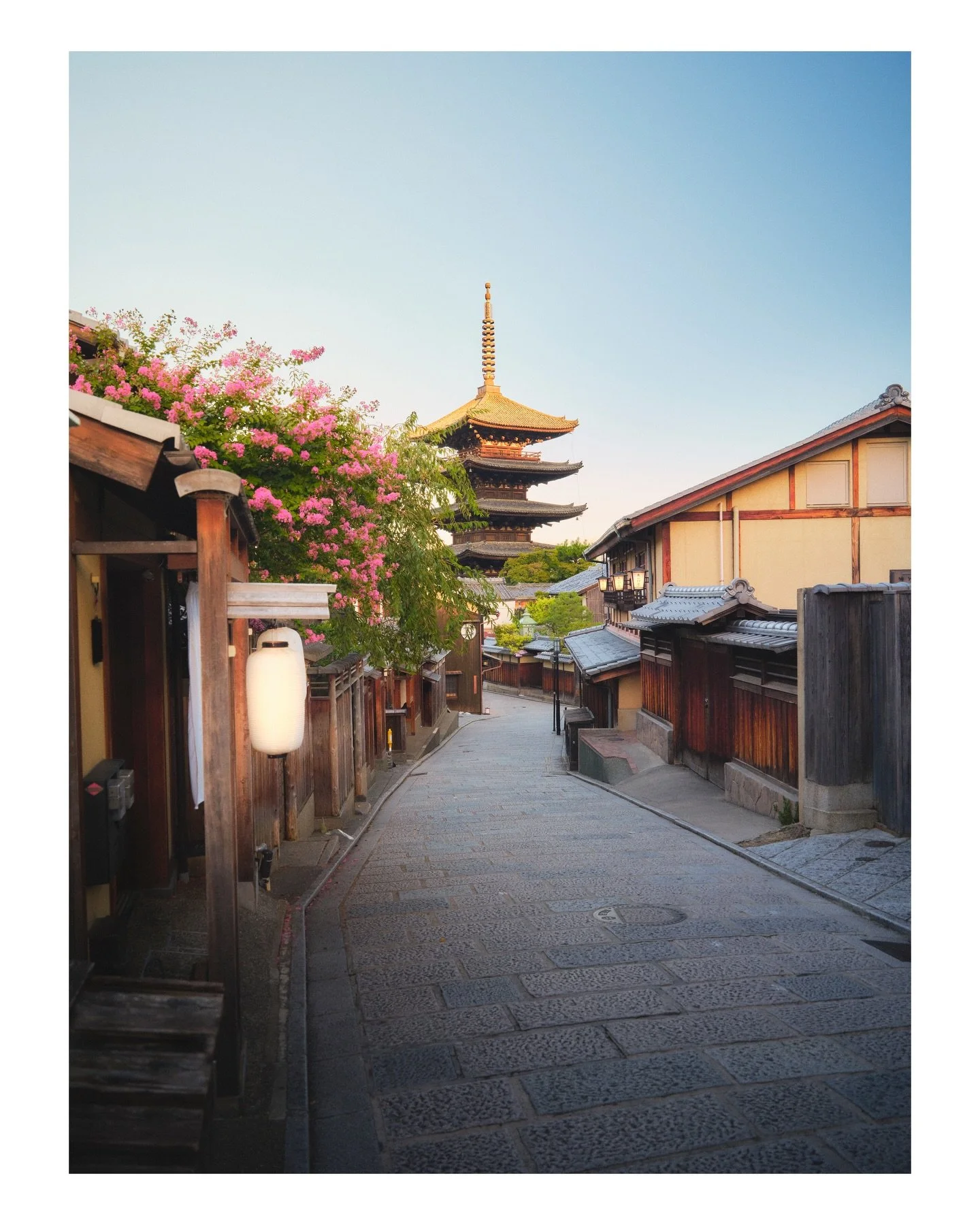 Sunrise on the streets of Kyoto

Hōkan-ji Temple, Kyoto, Japan
September | 2024

➡️ AVAILABLE NOW AS A PRINT⬅️
&bull;
&bull;
&bull;
#japan #japanphotography #sunrise #fujifilm #explorejapan #earthvisuals #globalminimal