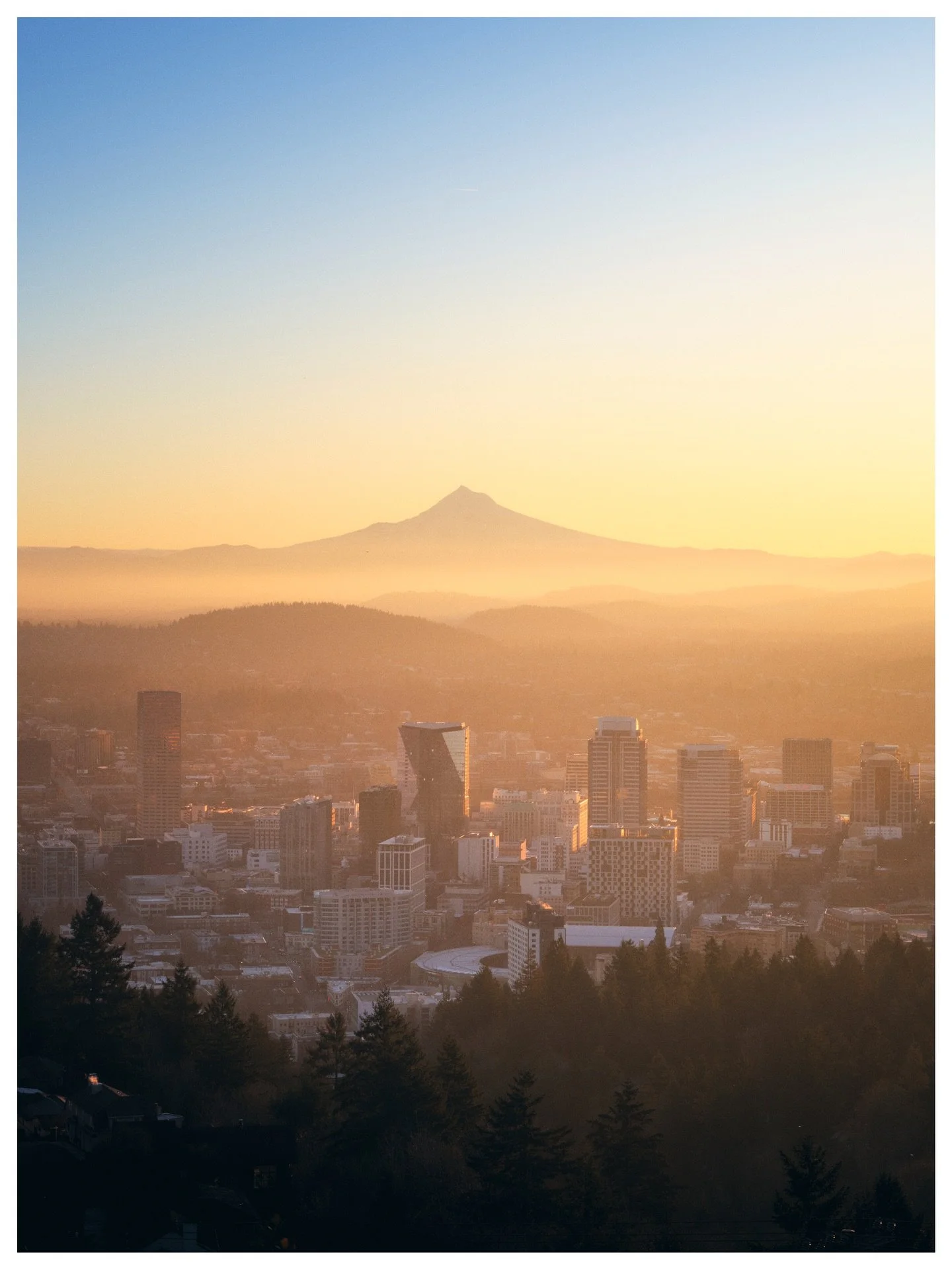 Rise and shine PDX

Portland, Oregon
January | 2026
📸 GFX100s

The first sunrise I watched in the new year from Pittock Mansion in Portland, Oregon. If you haven&rsquo;t been there before, Pittock Mansion is a unique French Renaissance-style ch&acir