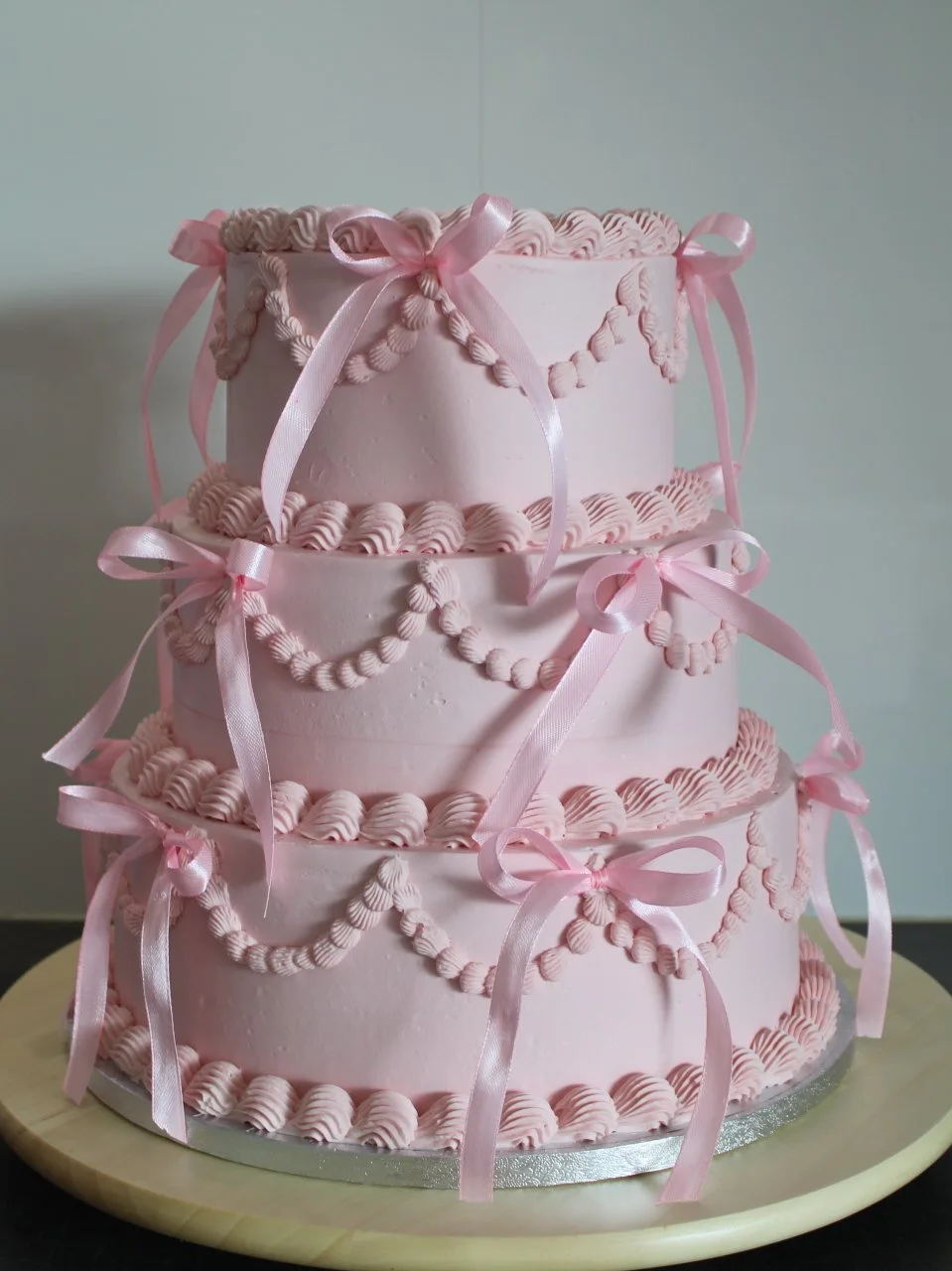 strikjes en roze stapeltaart