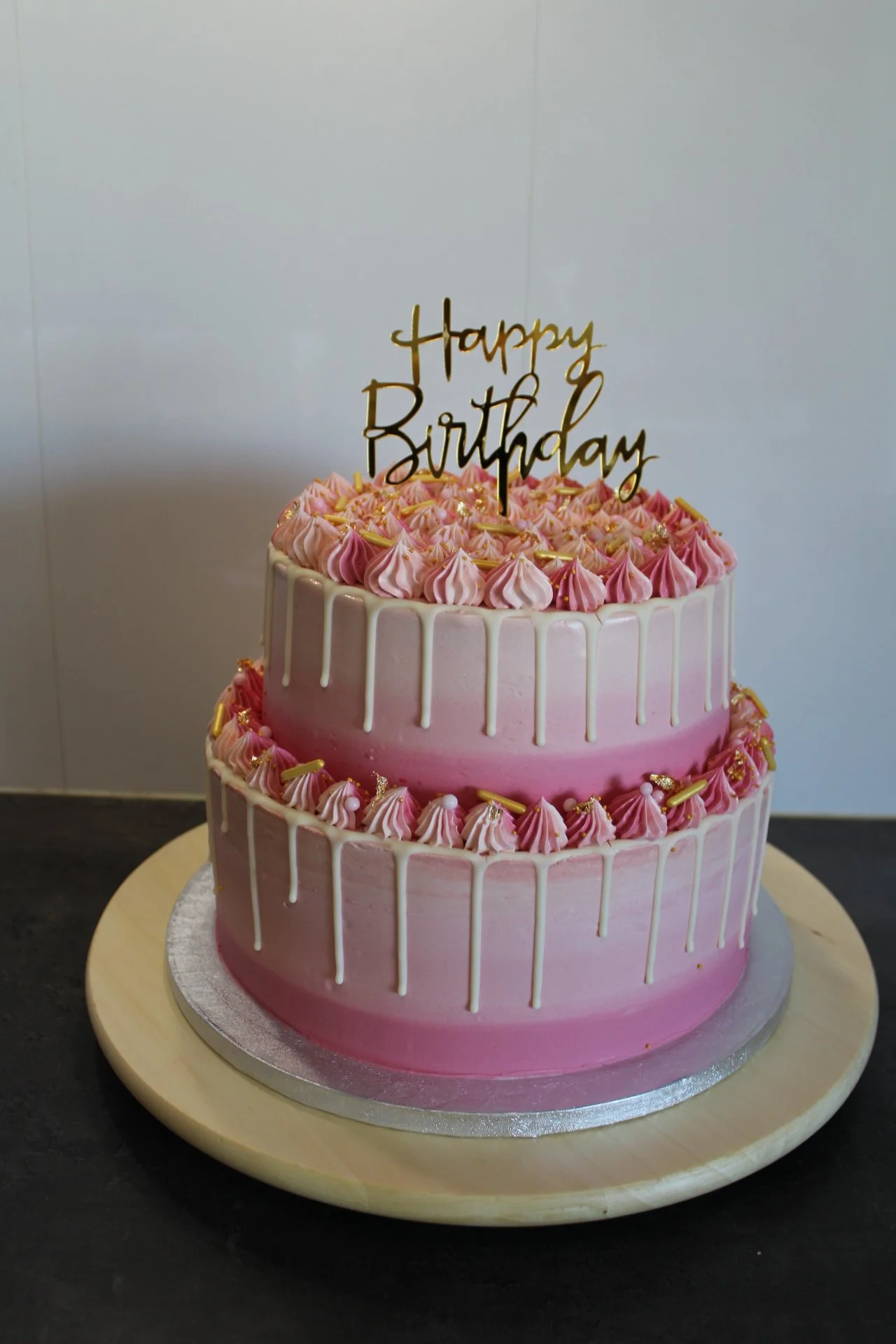 roze driptaart stapeltaart