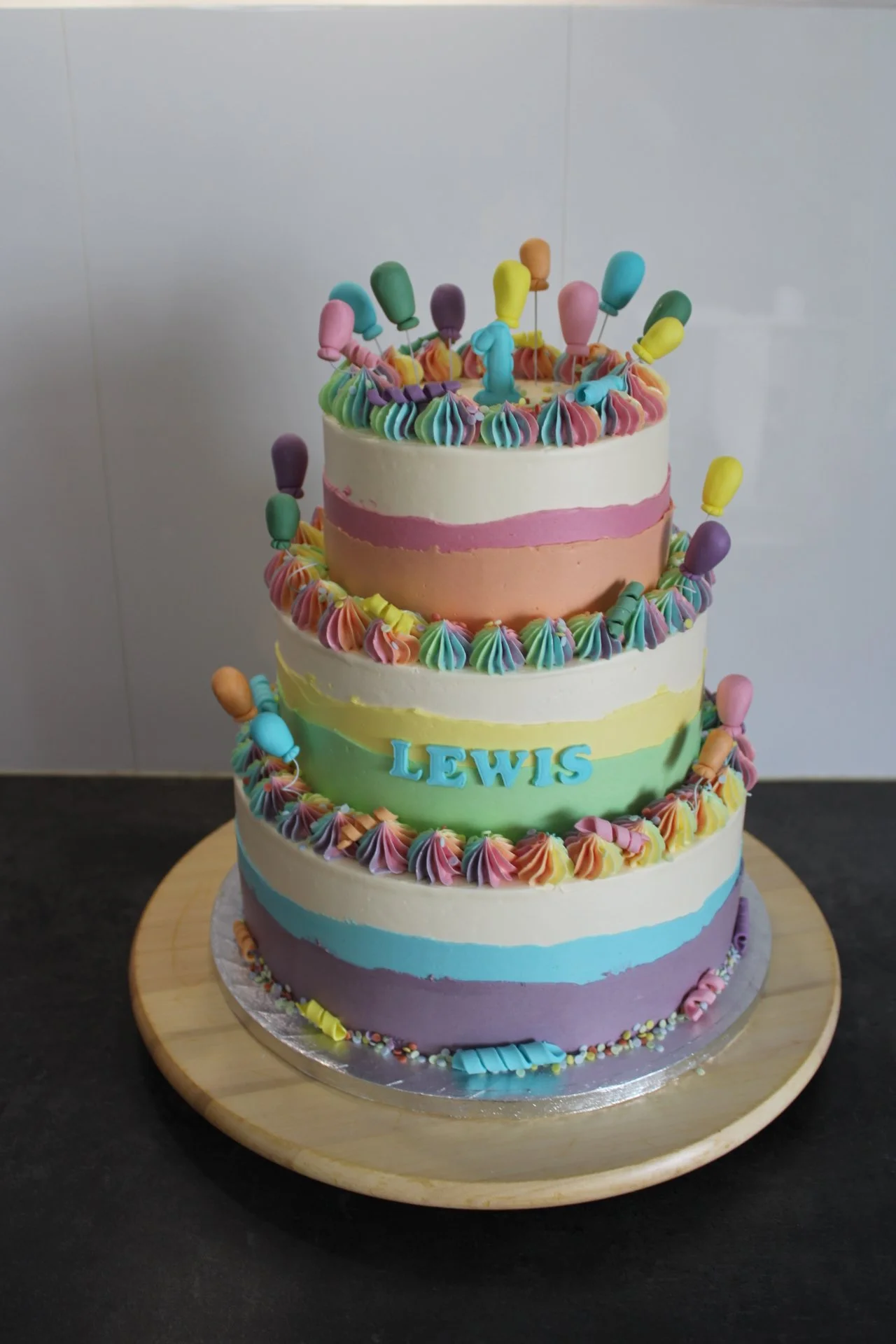 regenboog ballonnen stapeltaart