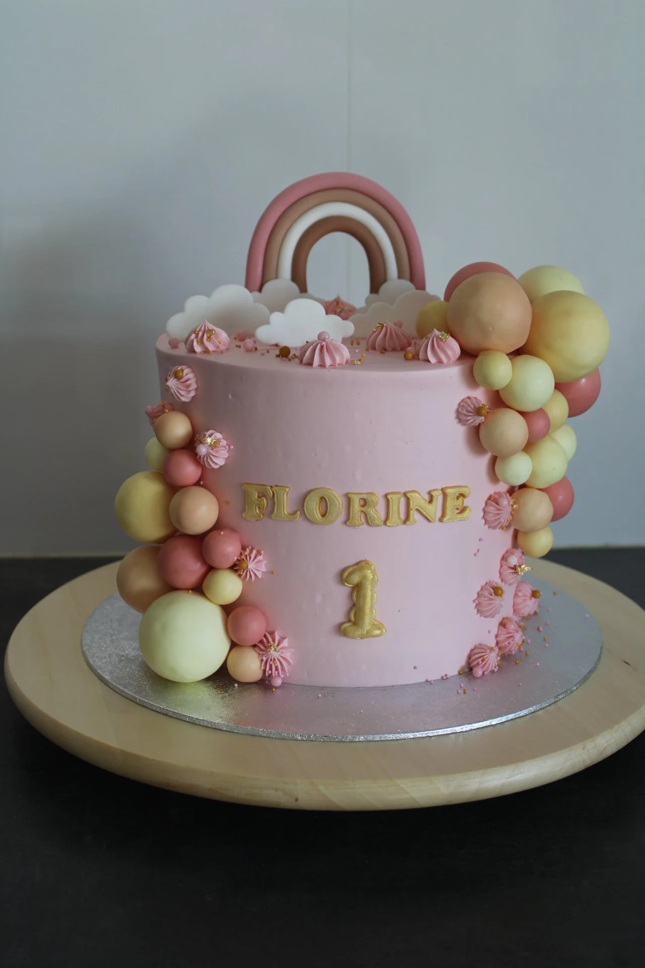 roze ballen en regenboog hoge cremetaart