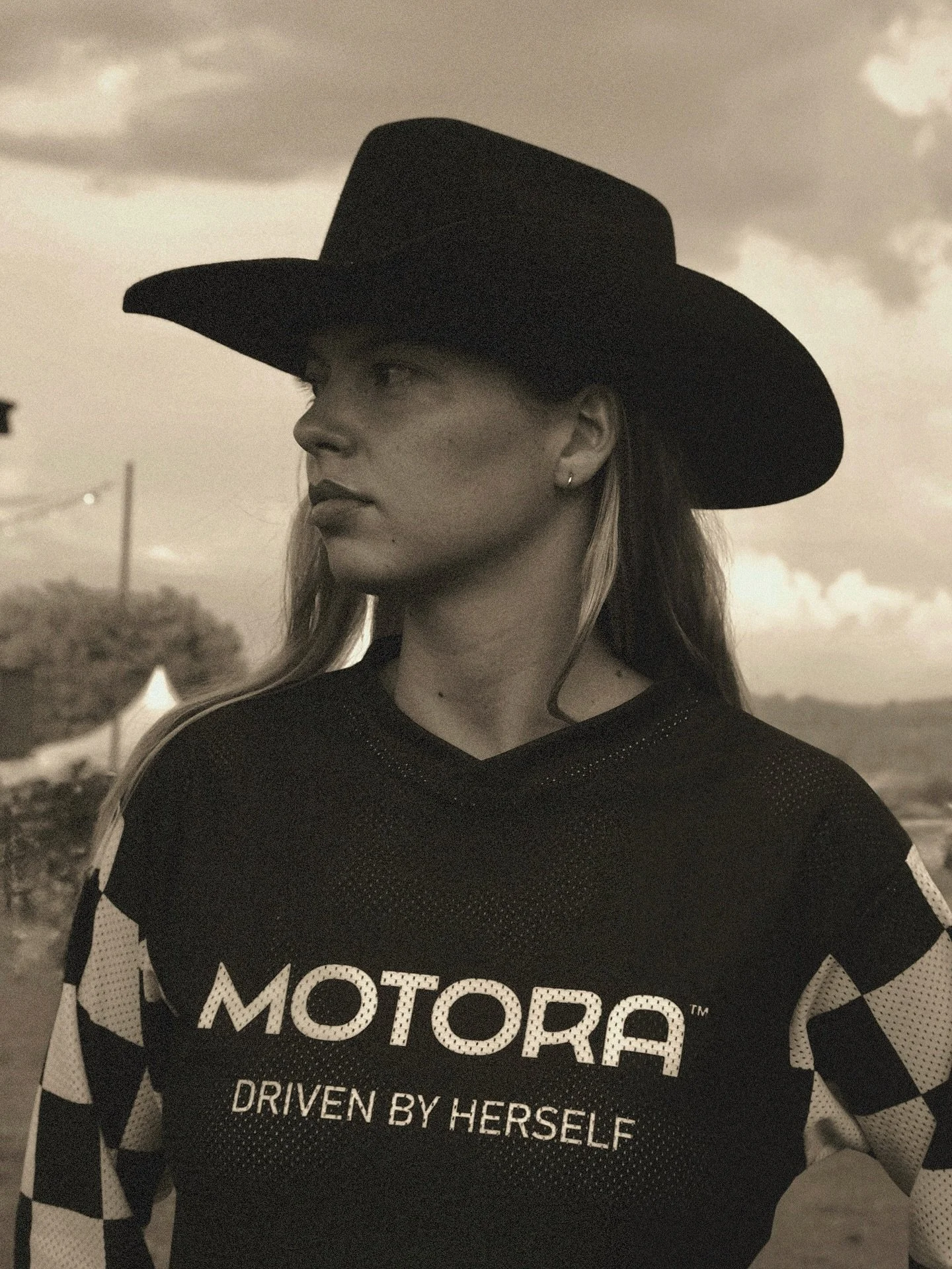 La cl&aacute;sica de MOTORA vuelve a la web. 🏁
Nuevo patr&oacute;n. Nuevos materiales.
Misma esencia.
Ahora con tallas para todxs. 🖤

Ya disponible en www.muymotora.com &mdash; corre que vuelan.

The MOTORA classic tee is back online. 🏁
New fit. N