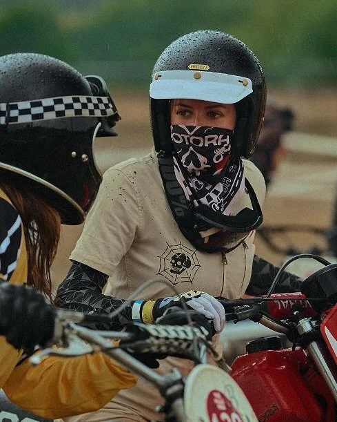 Miradas c&oacute;mplices antes de la carrera 🏁💥

🏍️ @georgielostinthewild 
📍 @mallelondon 
📸 @gn0me 

#motorcyclelife #womenwhoride #motos #motolovers #racinglife #girlsonbikes #motogirl #ridersofinstagram #racevibes #bikerlife #mallemile #biker