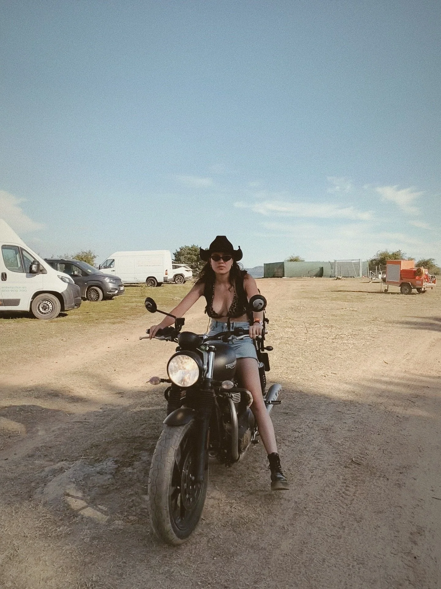 Mi padre, mi chico y mi bestie me acompa&ntilde;an al festi motero m&aacute;s salvaje del momento 💥🏍️❤️&zwj;🔥 Otro pasito m&aacute;s para #motora 💨💨

#MotoLife #BikerFestival #RideOrDie #MuyMotora #ChicasMoteras #BikerGirls #WomenWhoRide #Motera