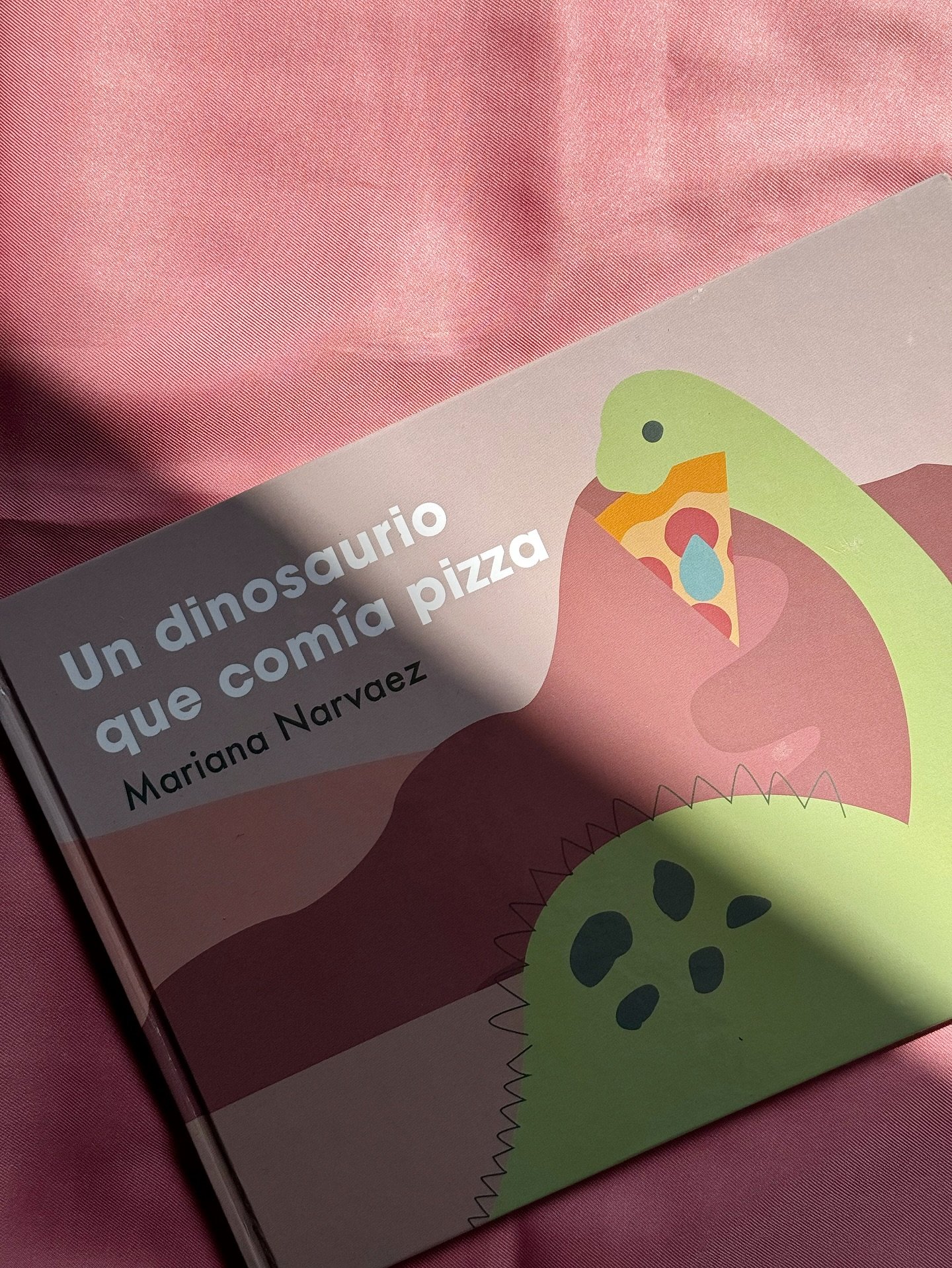 Un dinosaurio que com&iacute;a pizza&hellip; y que se extingui&oacute; 🦕🍕 una Navidad se me ocurri&oacute; ilustrar un libro para mi sobrina (porque eso hacen las t&iacute;as cool) y naci&oacute; la historia de un dinosaurio que le pegaba la pi&nti