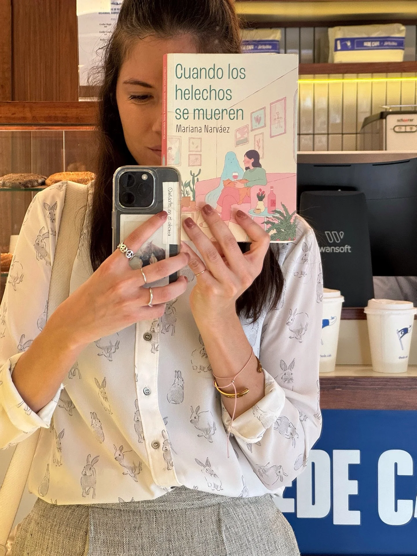 Feliz día de las escritoras 🥳 a las que escriben con el corazón roto, a las que tienen poemas guardados en un cajón esperando, a las que ya se animaron a publicar su libro, a las que son escritoras pero todavía no se atre