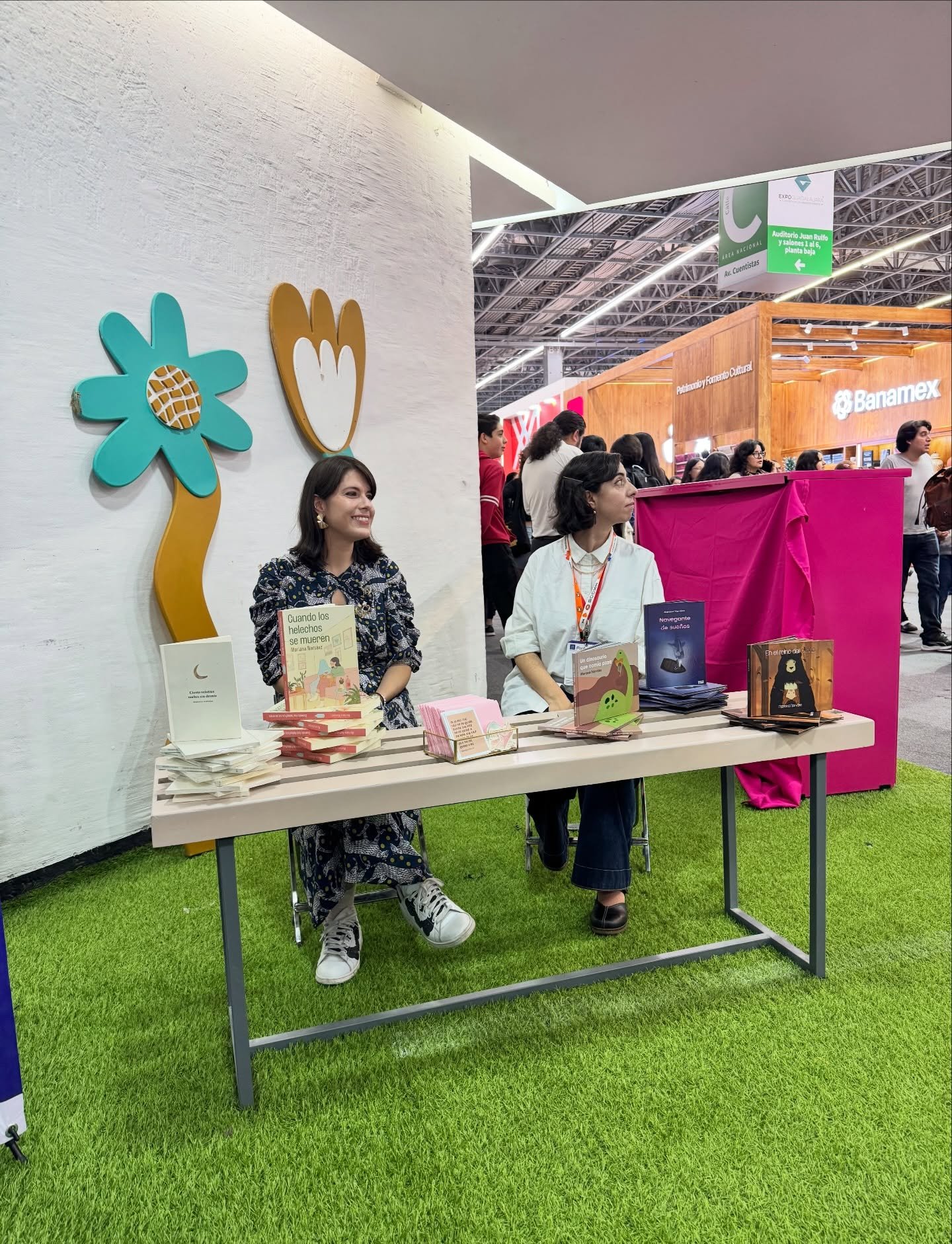 Un d&iacute;a so&ntilde;&eacute; con ser escritora y ayer present&eacute; en la @filguadalajara ✨✨✨ los sue&ntilde;os s&iacute; se cumplen &hearts;️ gracias a todas las personas bonitas que han sido parte de esta aventura, las tqm 🌿✨ y gracias a @ci