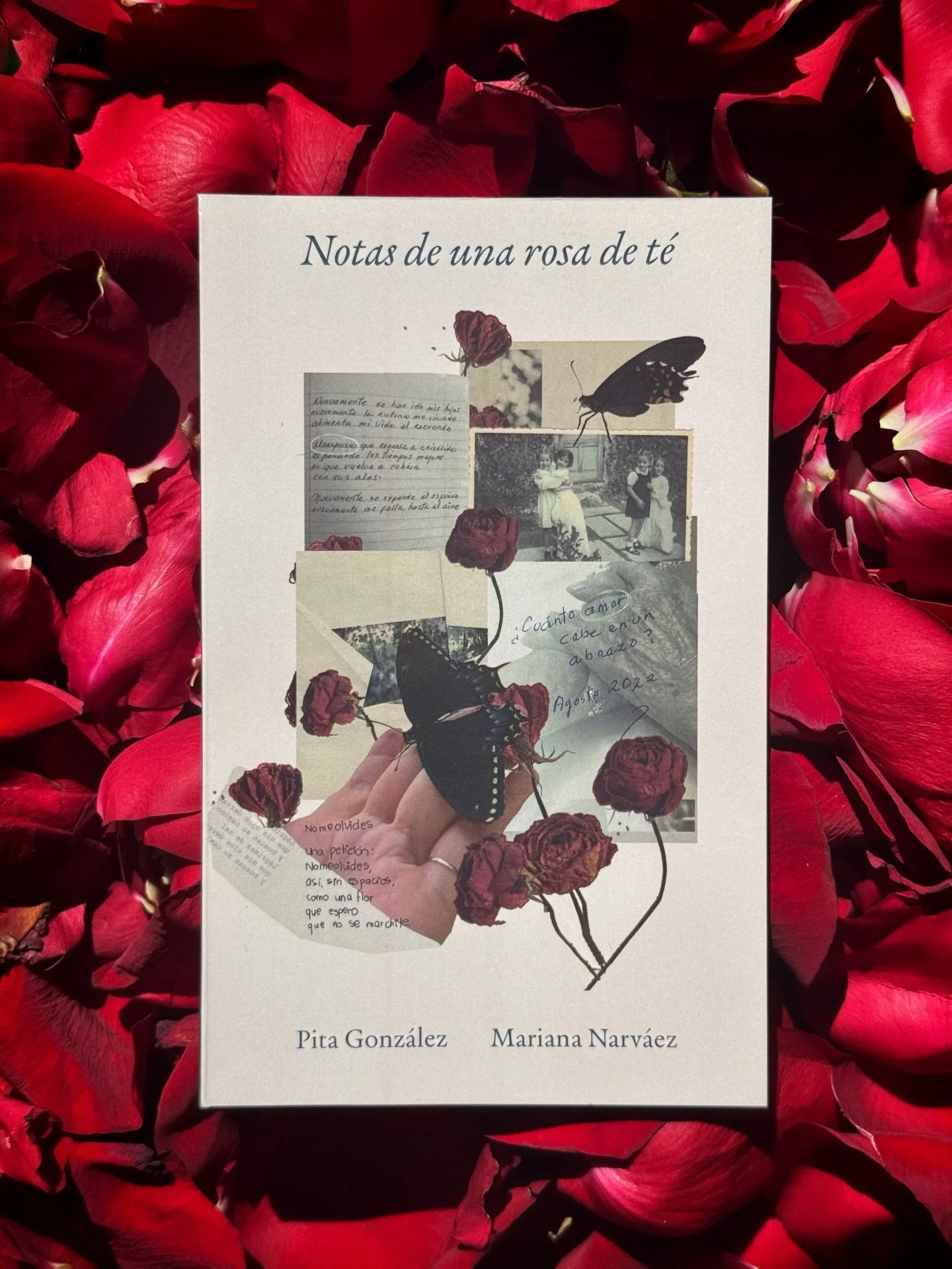 Lleg&oacute; un paquete que contiene rosas 🌹 El primer drop de mi nuevo poemario Notas de una rosa de t&eacute; ya est&aacute; disponible. Son poquitas piezas y es hasta agotar existencias.

Este libro es una colecci&oacute;n de poemas que son una c