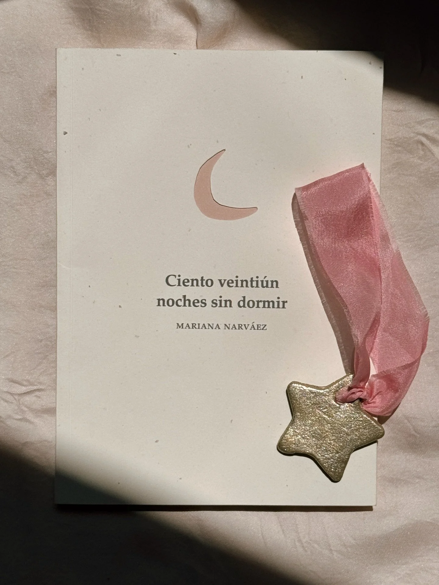 Para celebrar el d&iacute;a de la poes&iacute;a hay nuevo kit de mi poemario Ciento veinti&uacute;n noches sin dormir 🌙 incluye el libro, una gorra para las que le piden deseos a la luna y una estrellita de cer&aacute;mica que hizo mi abuelo para qu