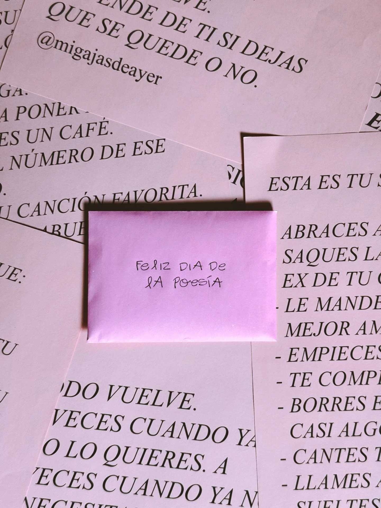 Feliz d&iacute;a de la poes&iacute;a 🤍 para celebrarlo mis duendes de la poes&iacute;a me ayudaron a dejar sobres con poemas por diferentes partes de M&eacute;xico 💌 la vida es poes&iacute;a, cel&eacute;brala siempre ✨
#ImJellO

#poesia #poemas
#es
