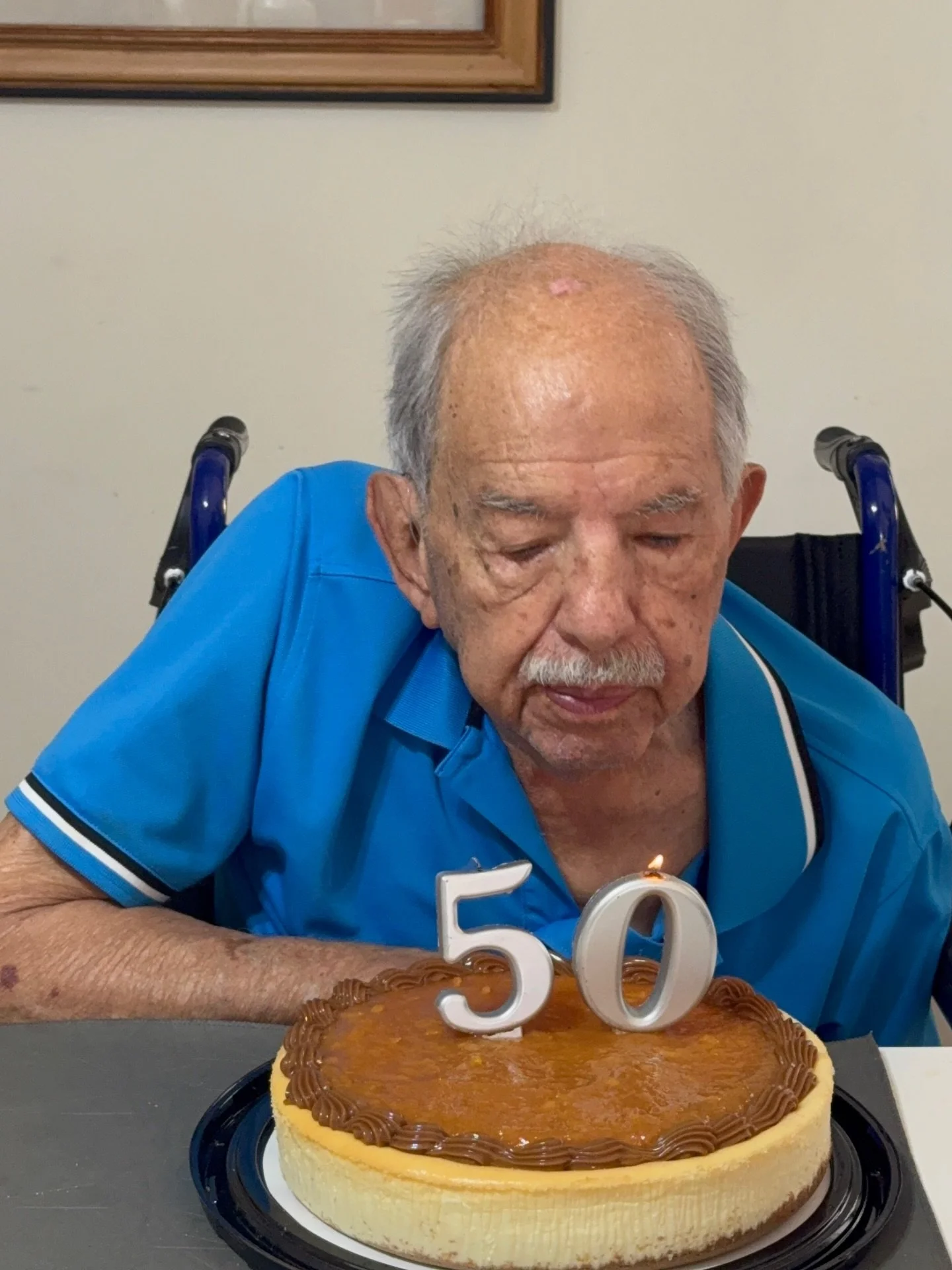 Hoy el (bis)abuelo cumple 93 pero dice que se siente como de 50, el abuelo canta boleros, hace cer&aacute;mica y bu&ntilde;uelos en Navidad, el abuelo es afortunado por cumplir un a&ntilde;o m&aacute;s pero nosotras somos m&aacute;s afortunadas por t