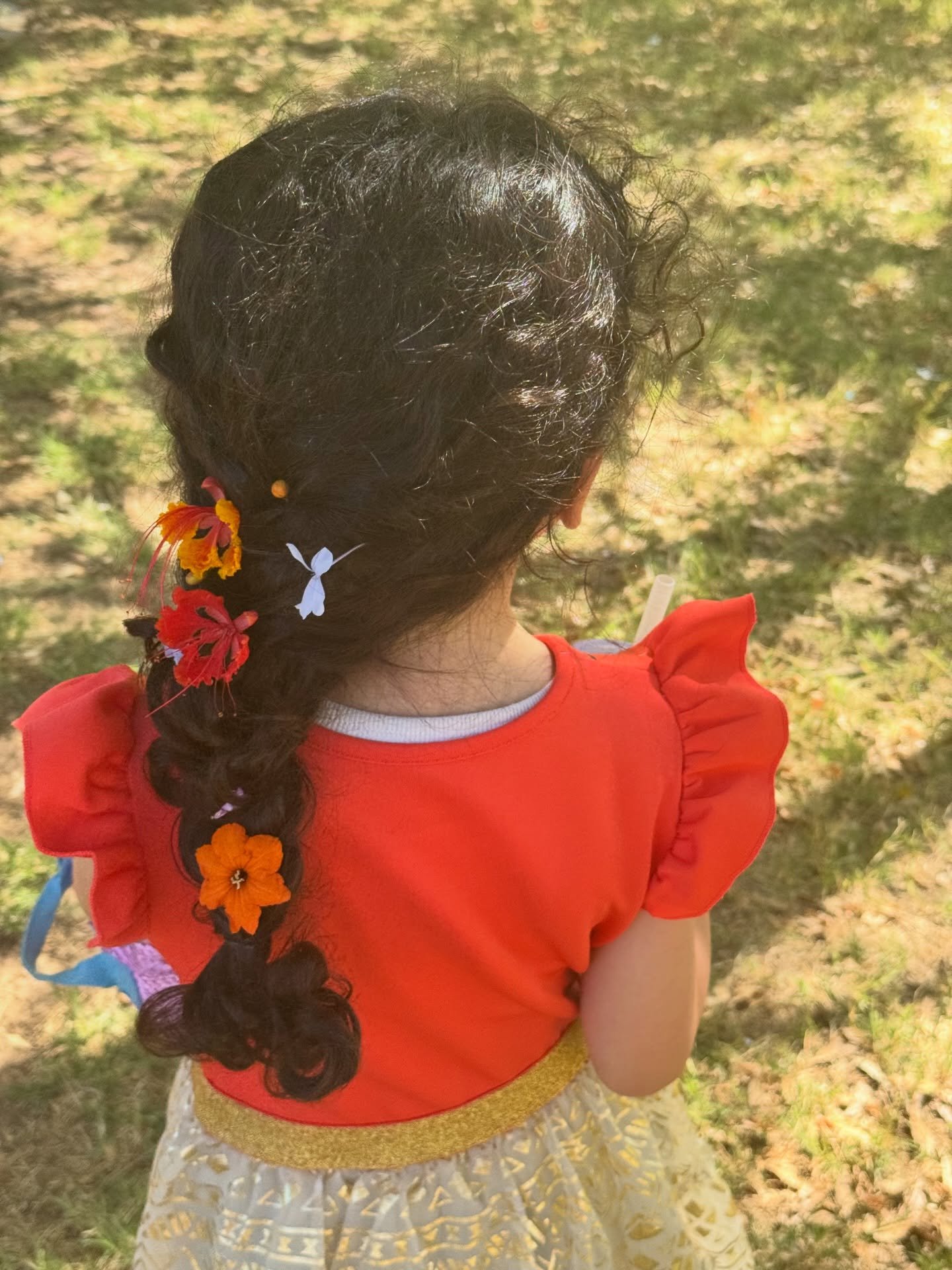 Siempre digo que ser t&iacute;a es mi mejor versi&oacute;n, en estas vacaciones nos peinamos con flores como Rapunzel, hicimos una poci&oacute;n m&aacute;gica (con escamas de drag&oacute;n y ojos de sapo), construimos una casa de campa&ntilde;a, inve