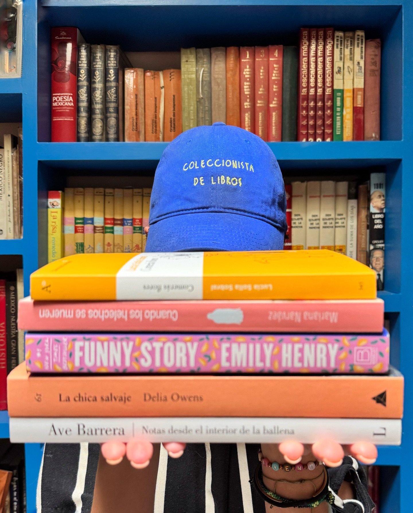 Feliz D&iacute;a del Libro a todas las lectoras ✨ Ser lectora es meter un libro en la bolsa cuando sales de tu casa aunque sepas que no vas a tener tiempo de leer, por si acaso. Ser lectora es que ya no quepan libros en tu casa y aun as&iacute; segui