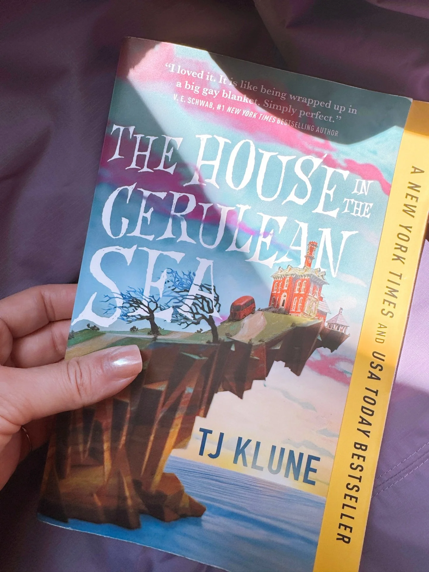 Este es uno de esos libros que se sienten como un apapacho 🩵

Cada uno de los personajes tiene una personalidad tan &uacute;nica que no puedo elegir a mi favorito pero decid&iacute; dibujar a Talia 🌼

Ten&iacute;an raz&oacute;n todas las personas q