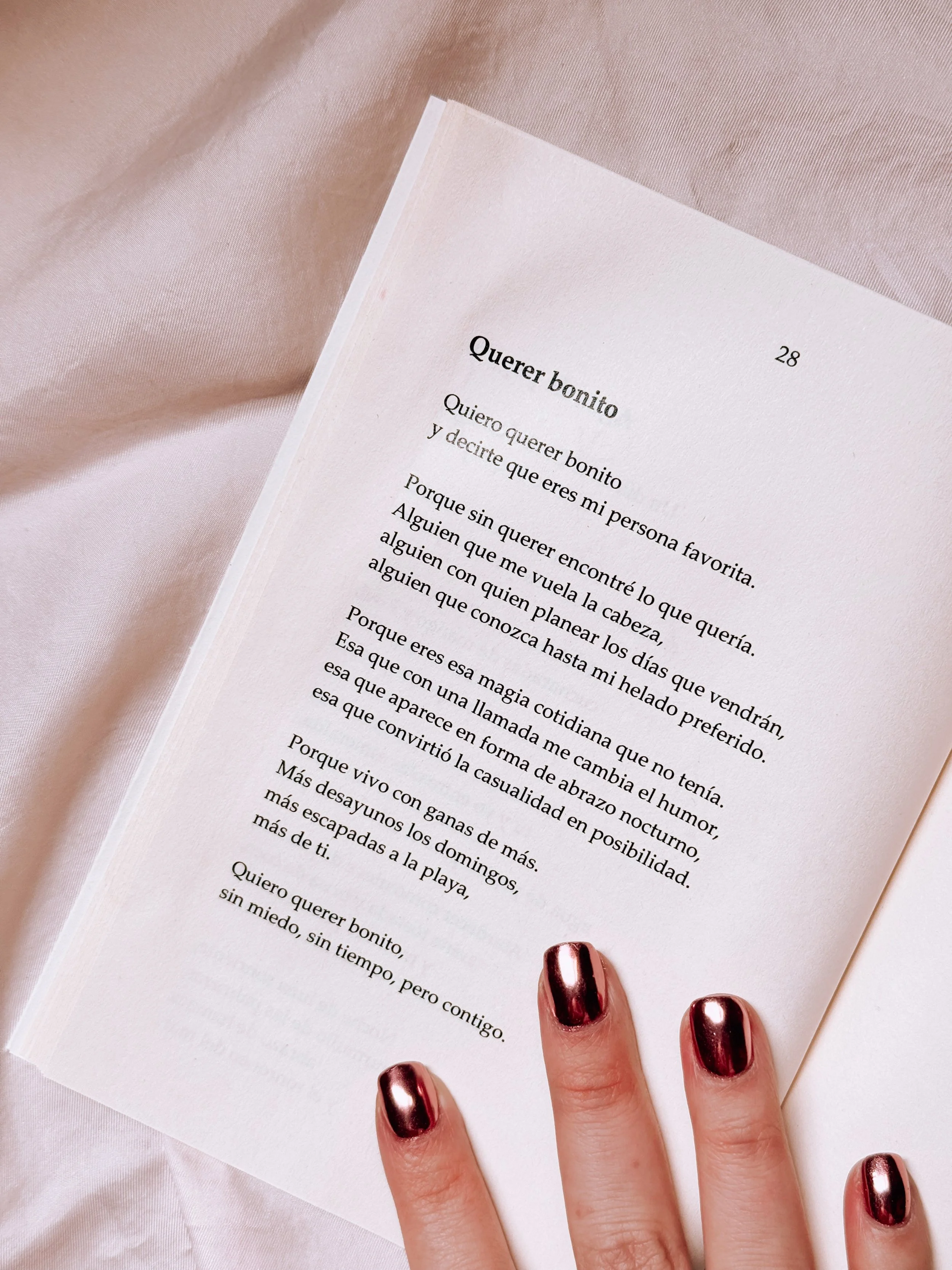 Rosa empolvado&mdash;
Un poema para querer bonito

Rosa empolvado&mdash;
Verte reflejada en una obra de arte

Rosa empolvado&mdash;
Un libro que s&iacute; juzgaste por su portada

Rosa empolvado&mdash;
Una estrella que hizo tu abuelo que es un deseo 