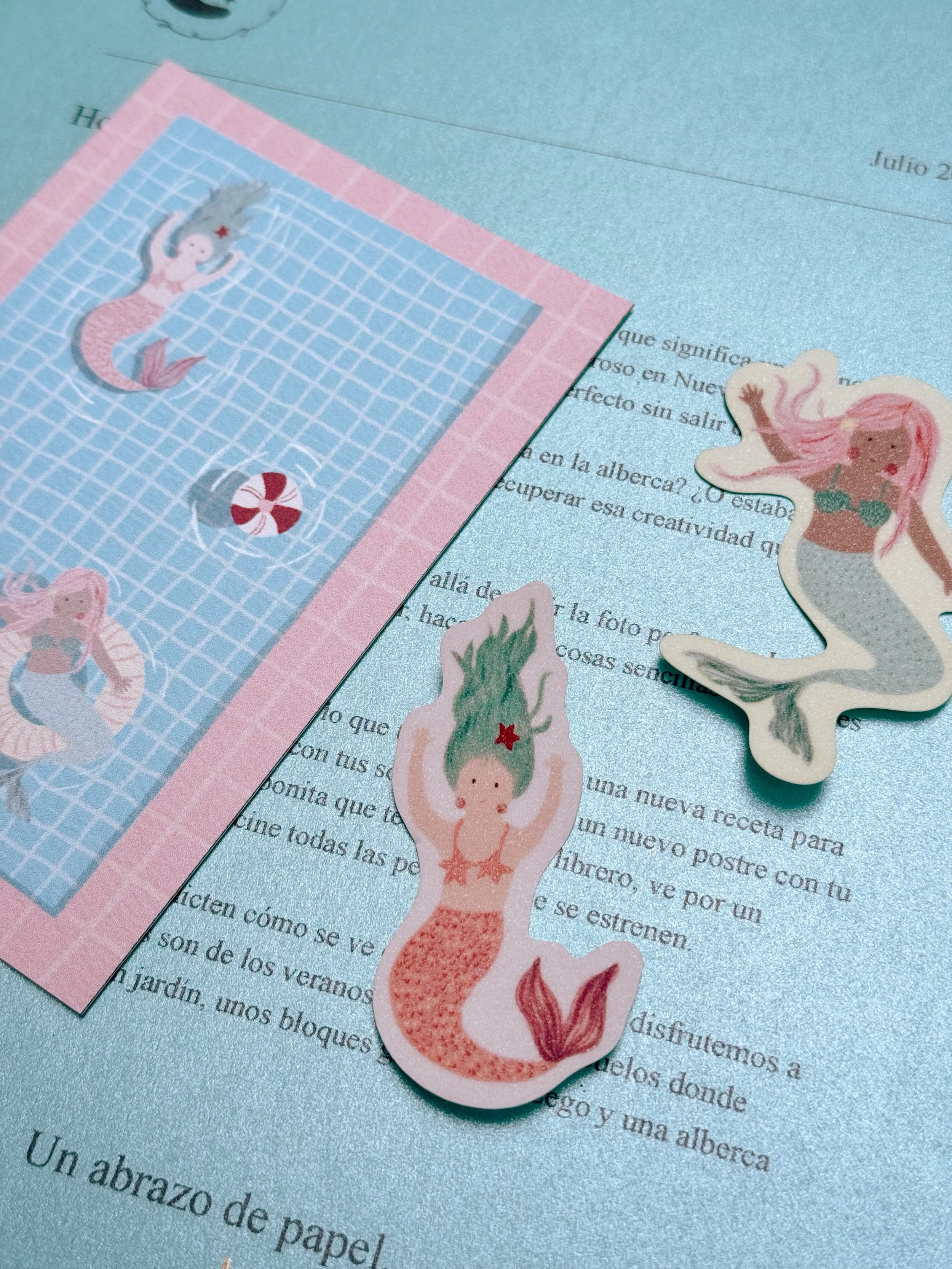 La carta de julio lleg&oacute; llena de mucho verano 🧜🏼&zwj;♀️ y es un recordatorio de divertirnos como cuando jug&aacute;bamos a ser sirenas en la alberca 👙 esta ha sido una de mis cartas favoritas y creo que de ustedes tambi&eacute;n 💖

Si quie