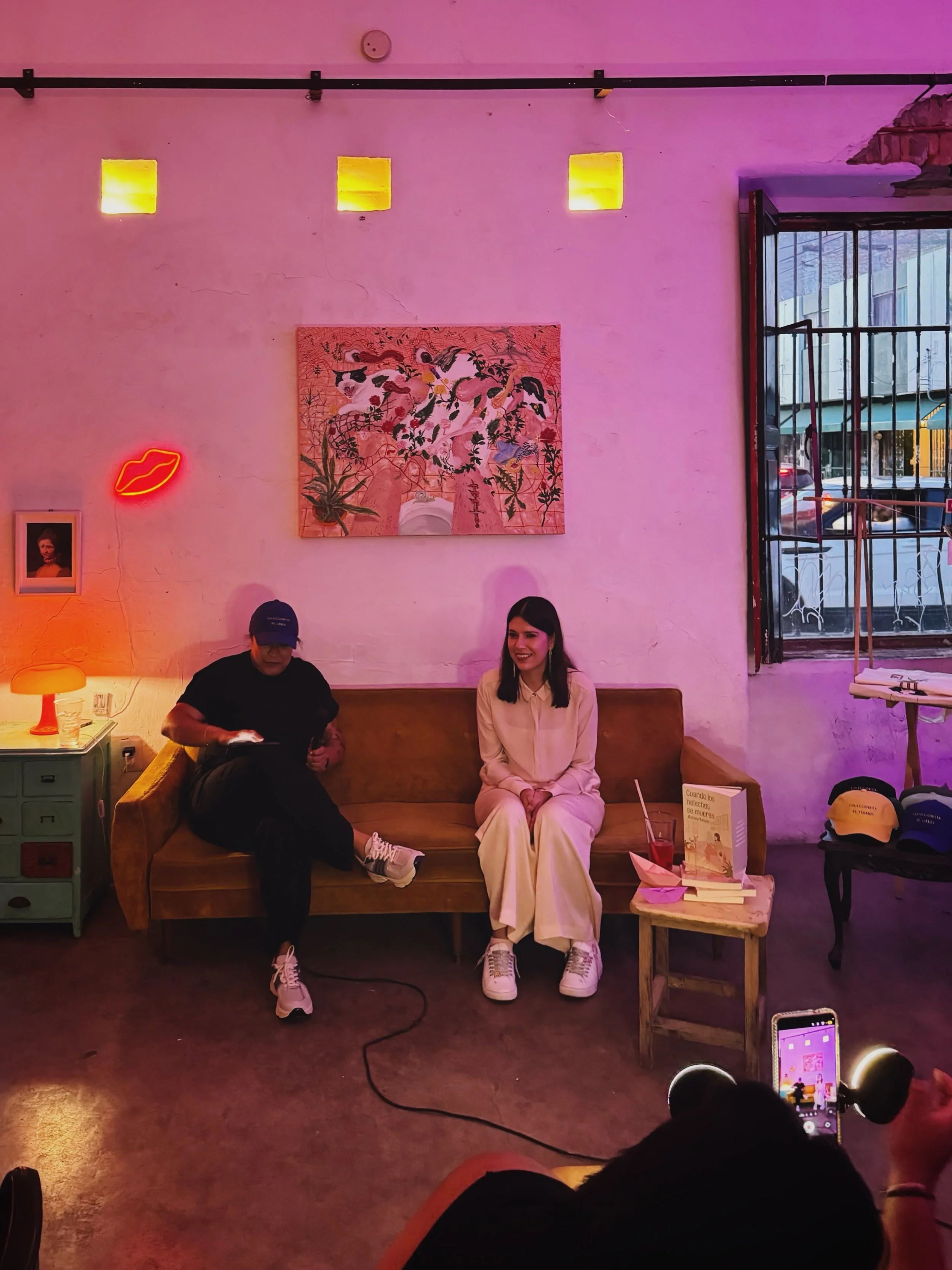 Hace unos d&iacute;as tuve un evento en SLP para hablar de mi novela Cuando los helechos se mueren 🌿✨ gracias a @fantasia.textual_ por la invitaci&oacute;n, a @centro_cultural_bovedas por el espacio y a todas las que me acompa&ntilde;aron a platicar
