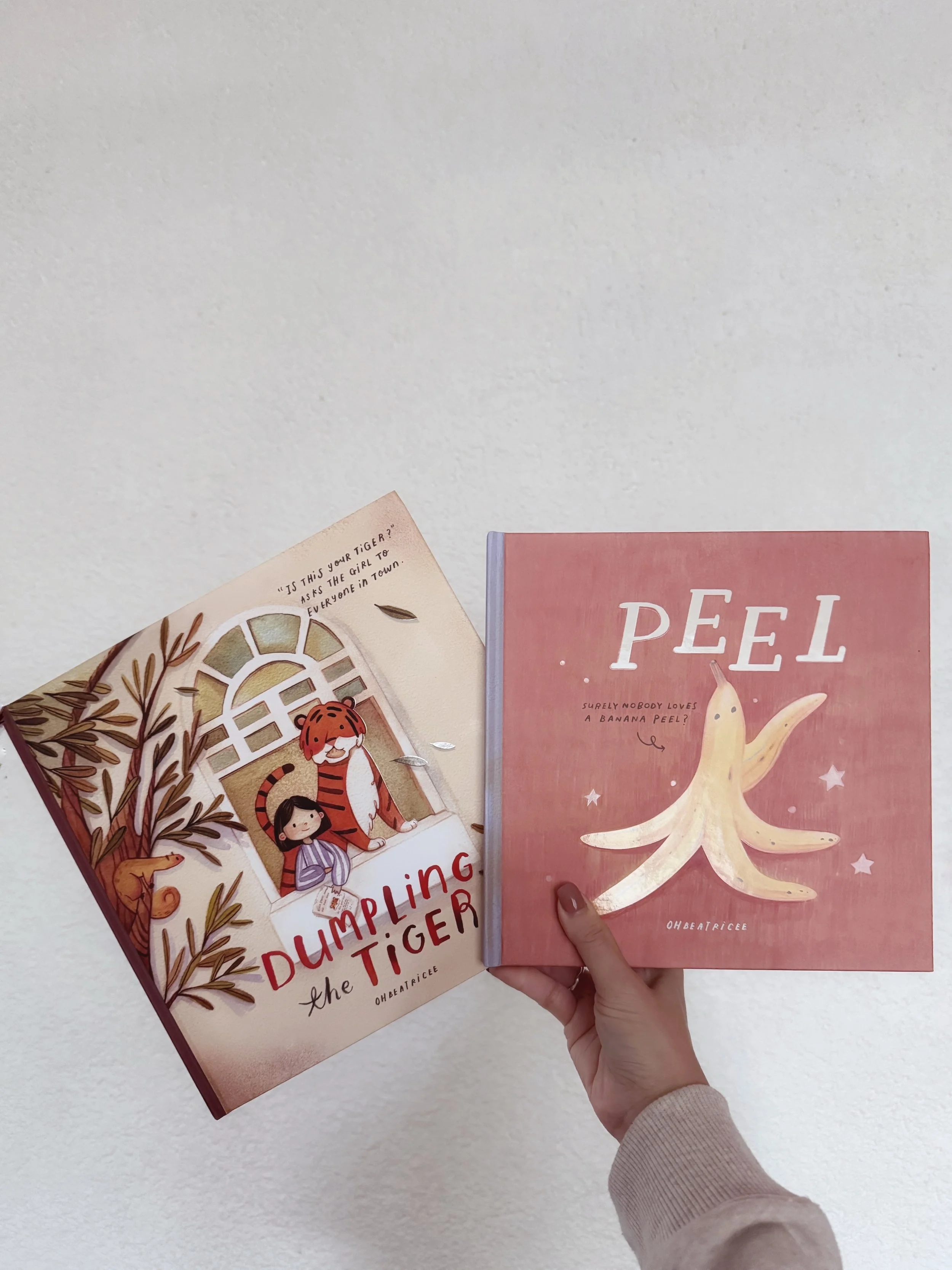 Gracias a la magia de Threads me encontr&eacute; con el trabajo de la ilustradora @ohbeatricee 🐯🍌 y ped&iacute; sus libros desde Malasia 📦 en estos d&iacute;as la historia de peel fue muy reconfortante, gracias por recordarme que nadie se va por c