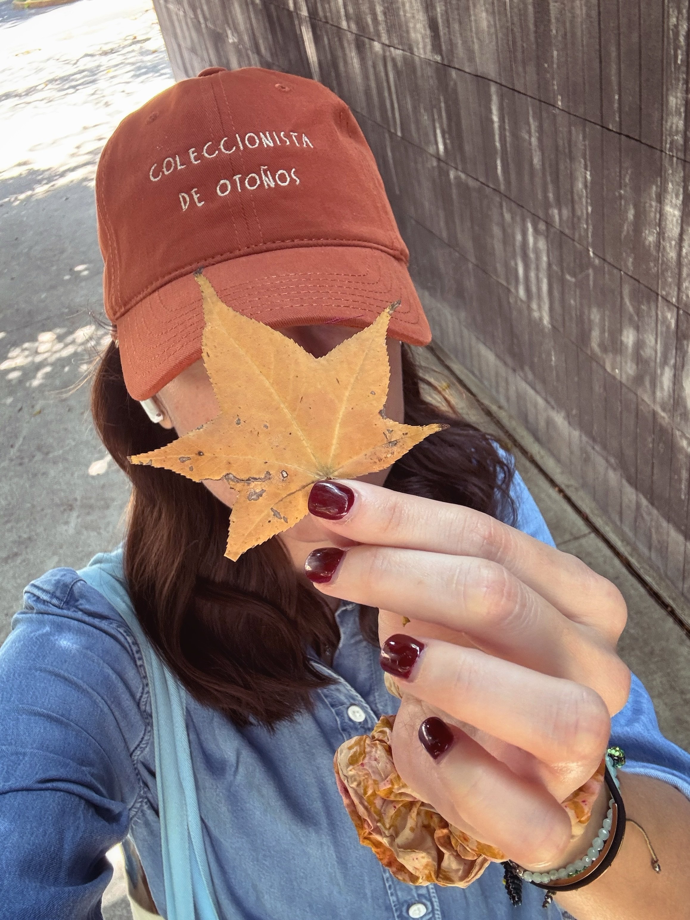 Feliz primer d&iacute;a de oto&ntilde;o 🍂 La estaci&oacute;n de las escritoras, de las catadoras de pan de muerto y lattes de calabaza, de las que recogen cada hojita seca, de las que ya tienen su playlist llena de folk. No se olviden de so&ntilde;a