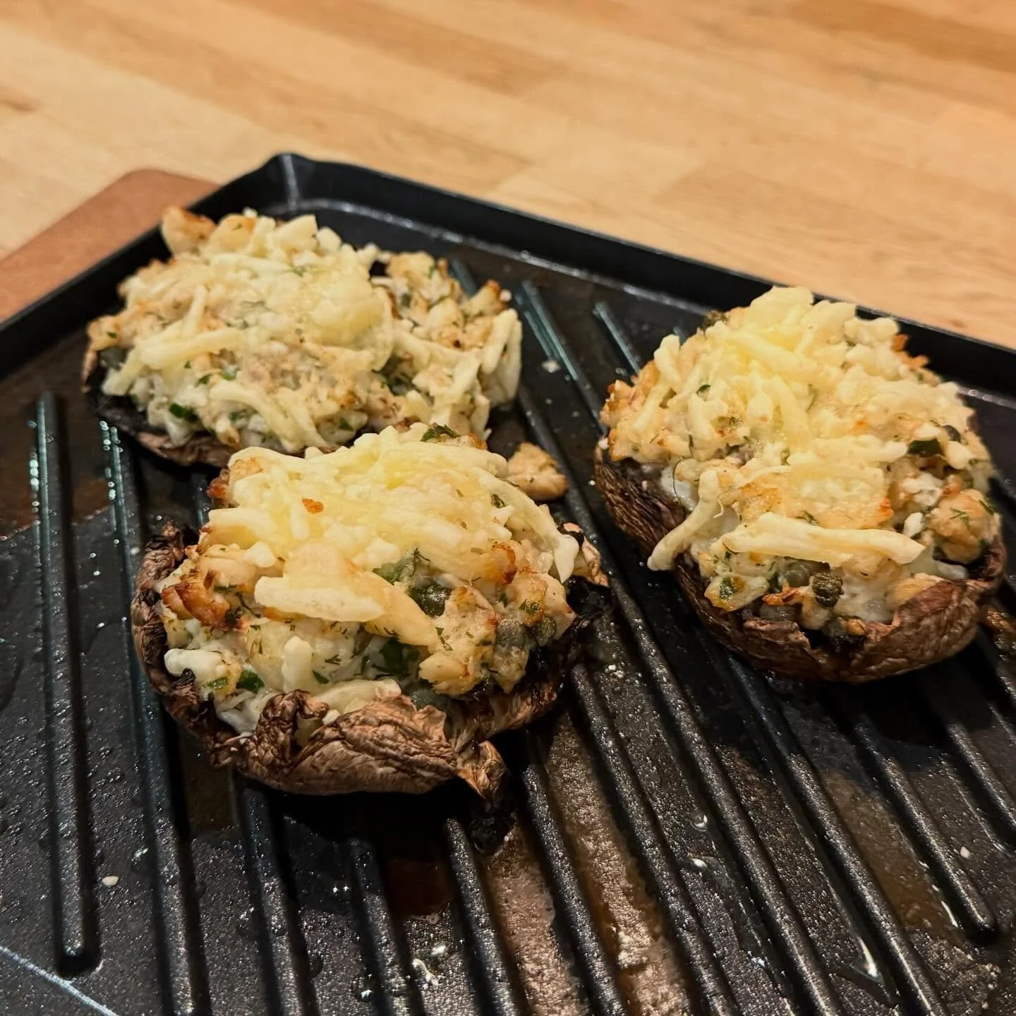 Crab Stuffed Portobellos.
Go to my profile and tap on https://bio.site/tinawellshealthcoach for my recipes 
#sarakosti #dairyfree #glutengrainfree #greeklentenrecipes #nistisima