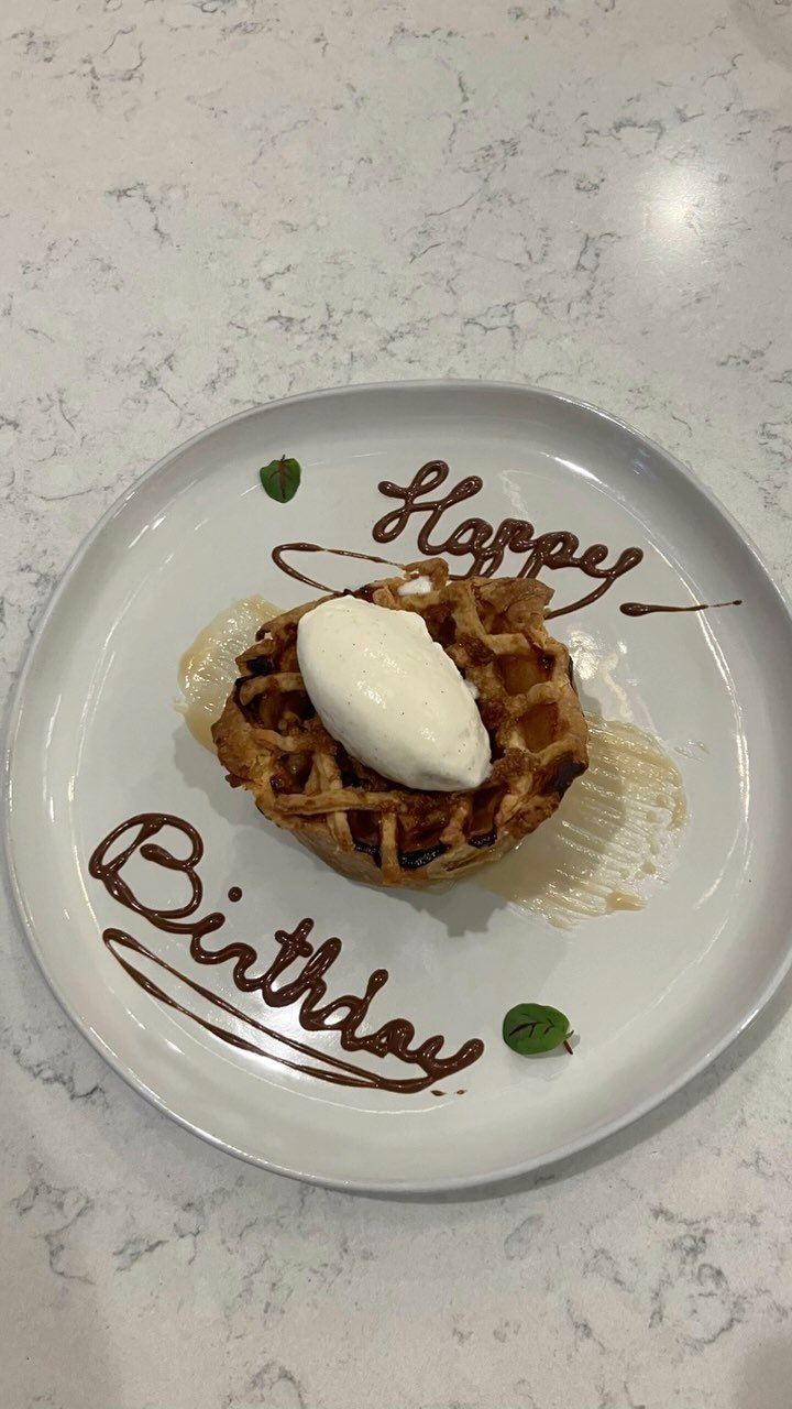 Don’t forget dessert when setting up your at home dining experience! Hit the link in my bio for more info 🔗 #rvacatering #rvafoodie #rvaprivatechef #rvachef #rva #privatechef #rvadesserts
