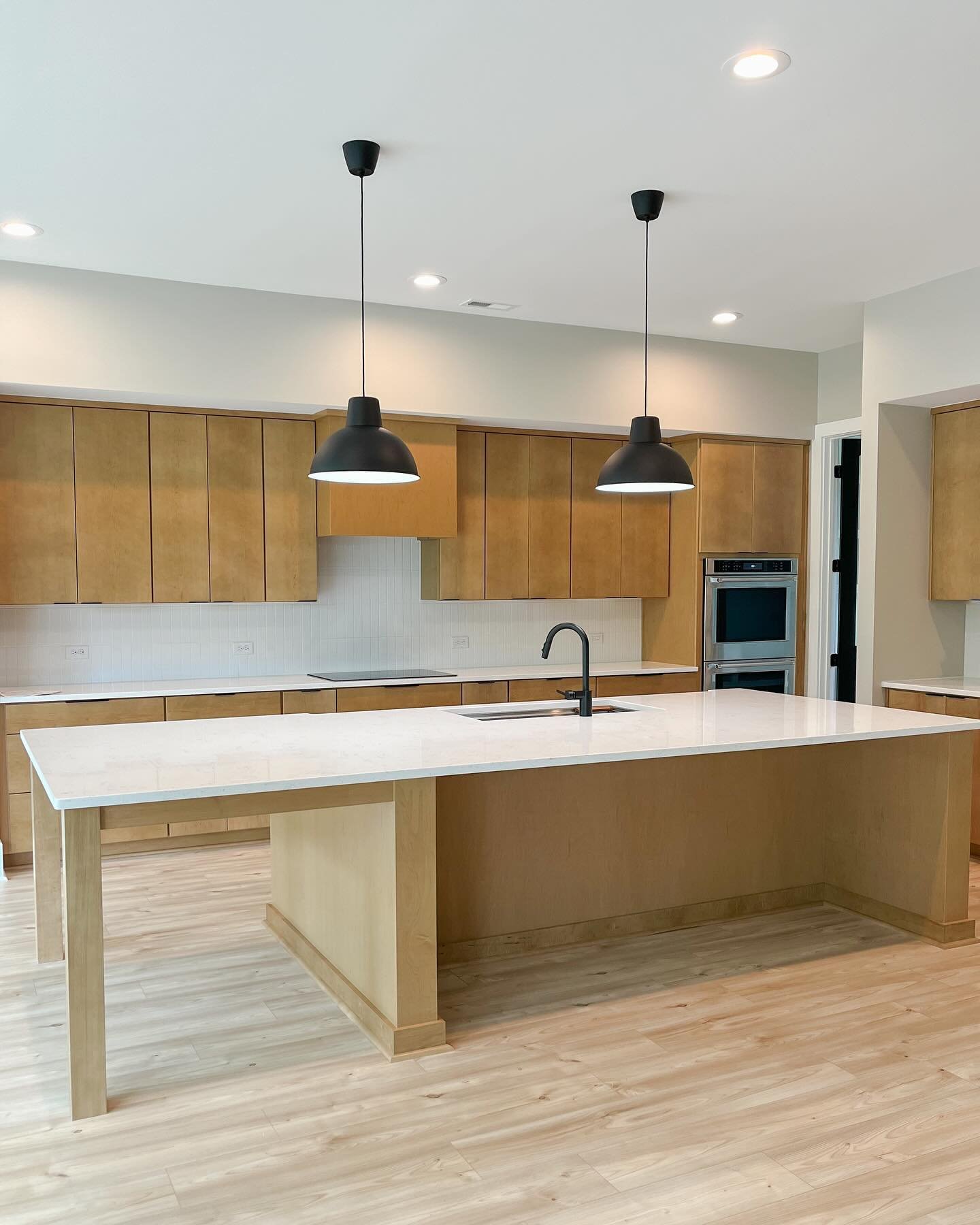 Stained cabinetry setting the scene in this stunning modern home. 

We cannot wait to share more details but for now, we leave you with these.

Custom Builder: @channelmarkerbuilders 

#modernkitchen #kitchendesign #kitchencabinetry #kitcheninspirati