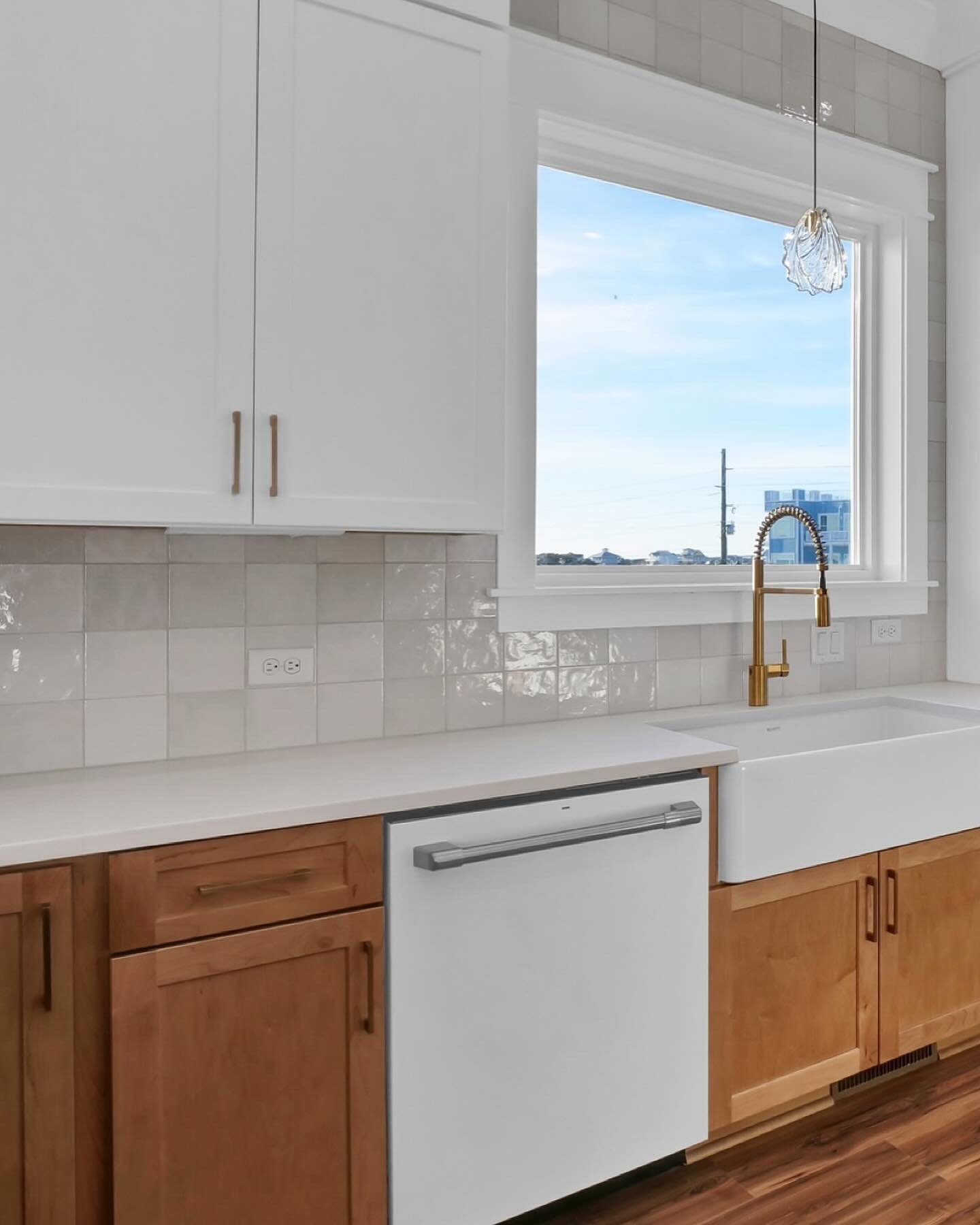 Swipe to see the stunning white appliances that give this beach house kitchen the perfect finishing touch. 🤩

Cabinetry: @waypointlivingspaces in Painted Linen and Maple Rye

#cabinetry #kitchendesign #kitcheninspo #interiors #kitchencabinets