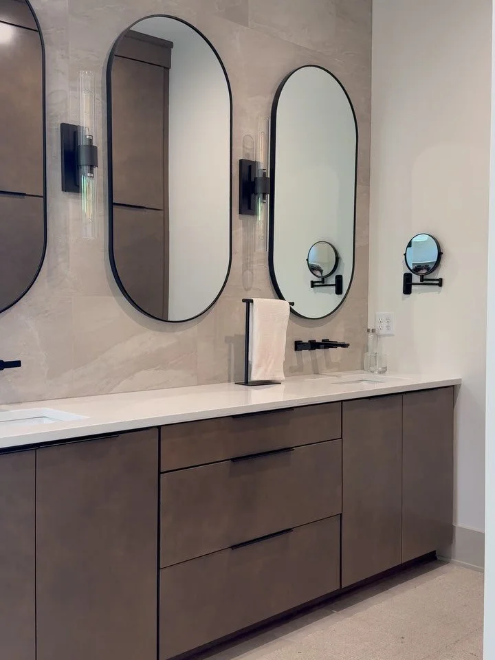 Flat-panel cabinetry in a warm wood finish brings a modern, tailored look to this master bath suite. Mornings in this space feel grounded and quietly luxurious. 💭

Cabinetry selection: Maple Latte from our @waypointlivingspaces collection.

#bathroo