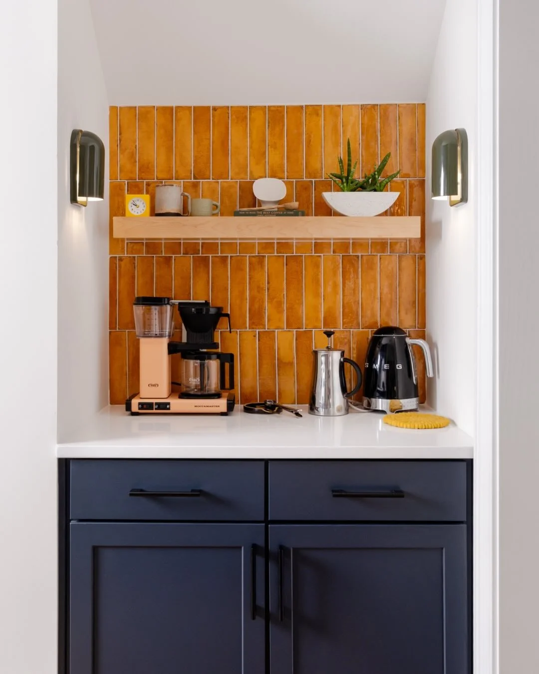 Backsplashes: small surface, big impact. ✨

From subtle texture to bold patterns, these backsplashes are proof that the right detail makes a kitchen feel complete.

#backsplashinspo #kitcheninspo #interiordesign #newrivercabinets