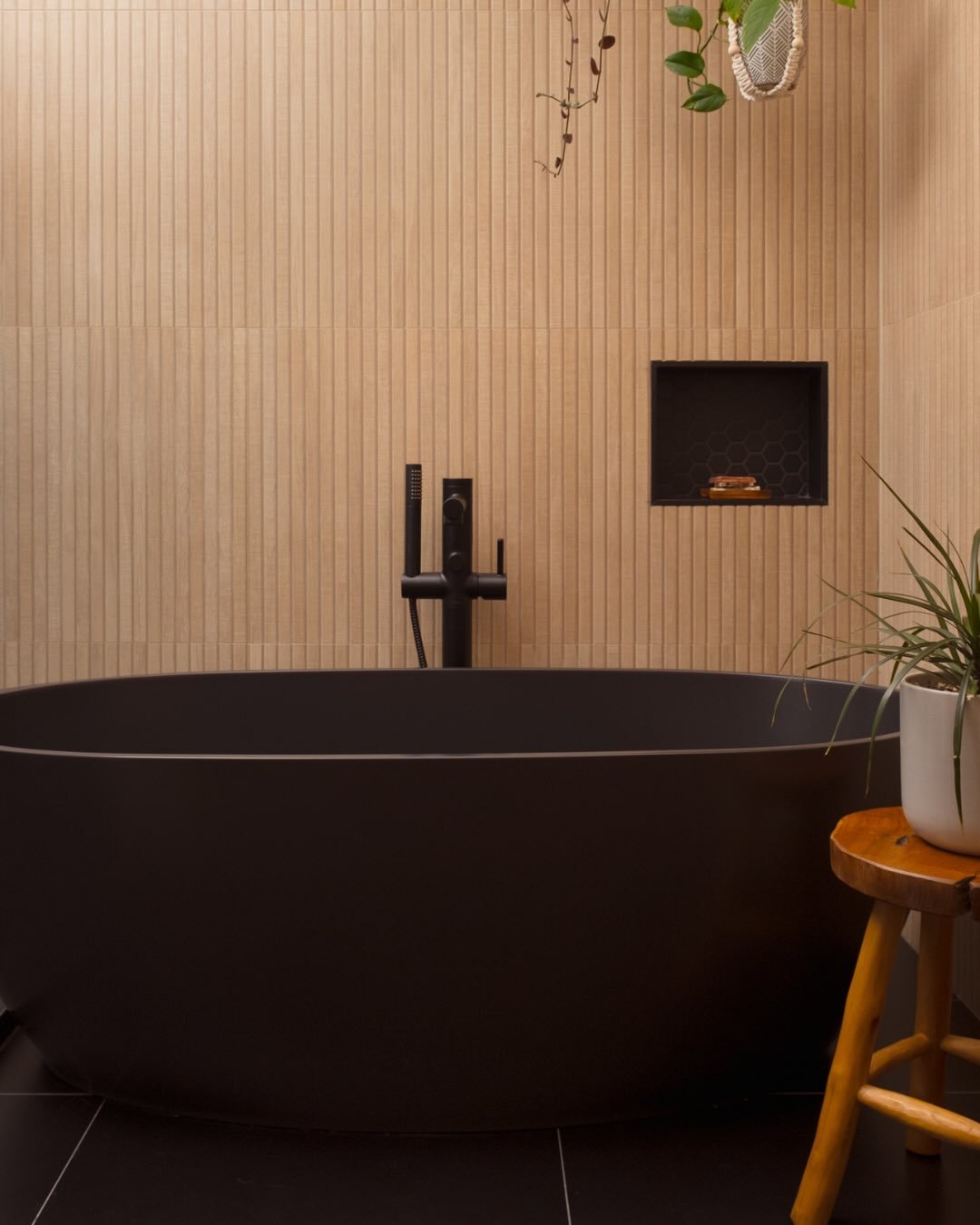 It&rsquo;s the texture for us 🤎

Natural wood tones paired with crisp white countertops, matte black hardware, and a bold black tub &mdash; this space feels warm, modern, and effortlessly elevated.

Ready to bring this level of warmth and contrast i