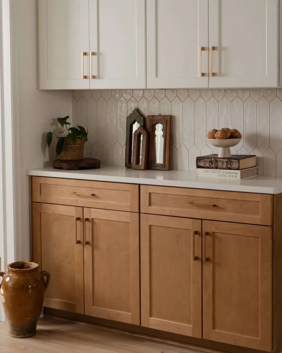 A kitchen designed to feel bright, inviting, and timeless. From warm maple cabinetry to buttercream grout, these thoughtful details bring subtle character to this beautiful remodel! 💛

The Details:
Cabinets: Waypoint 410F Maple Rye + Painted Linen
C