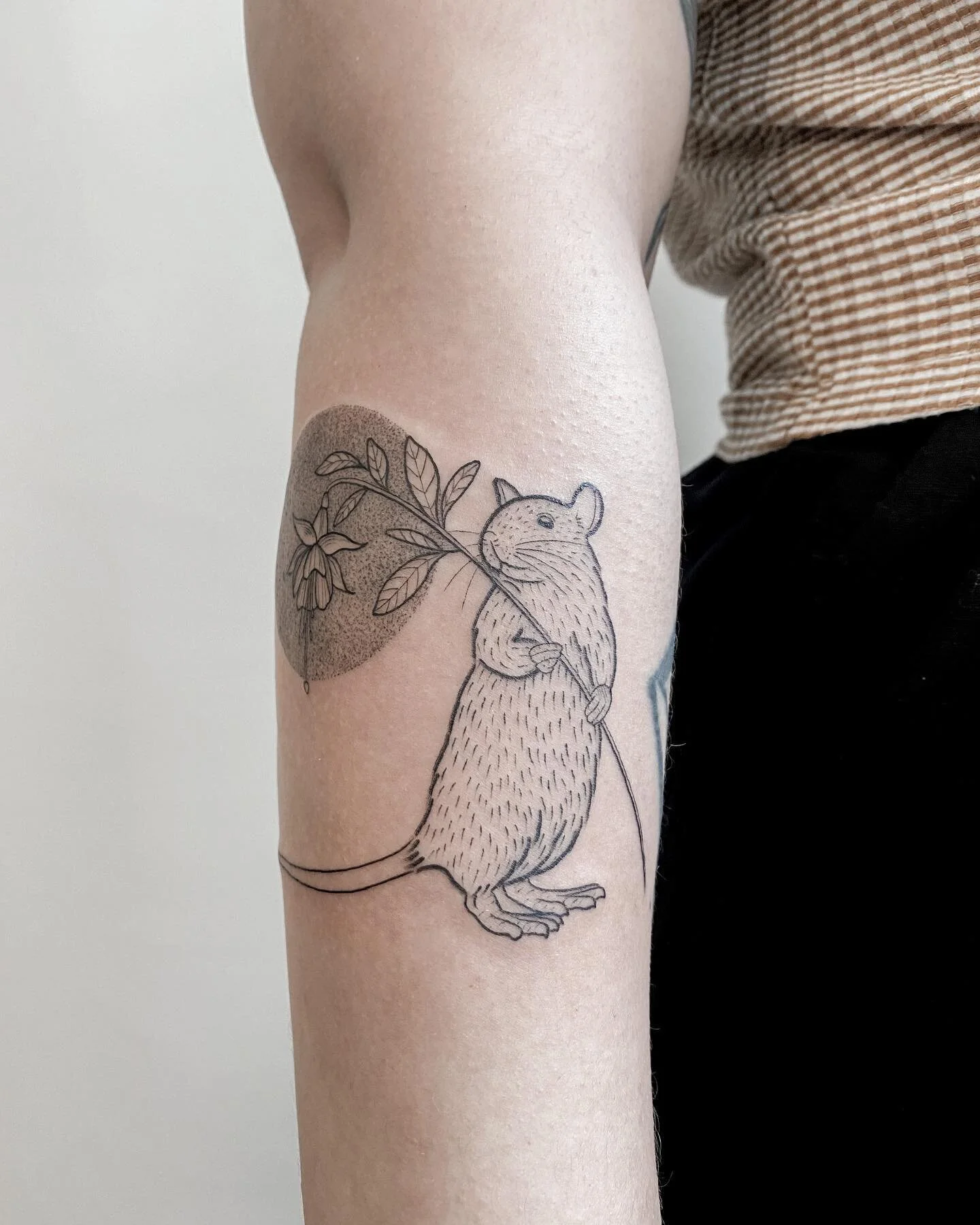 look at this cool little guy carrying a huge flower! 

flash piece by @zzzanii 
bookings are open, link in bio