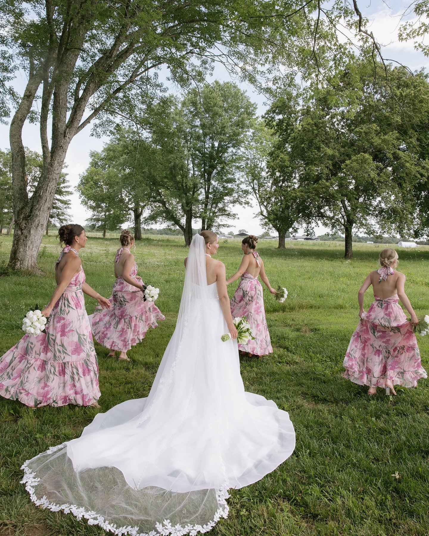I love you a bushel and a peck!! A sweet ole fashion way of saying I love you a whole lot!! 🌿👒🌷&mdash; turn &ldquo;I LOVE YOU&rdquo; into &ldquo;I DO&rdquo; with @awhiteweddings 

Wedding Planner: @awhiteweddings 
Photography: @kaylalynnephotograp