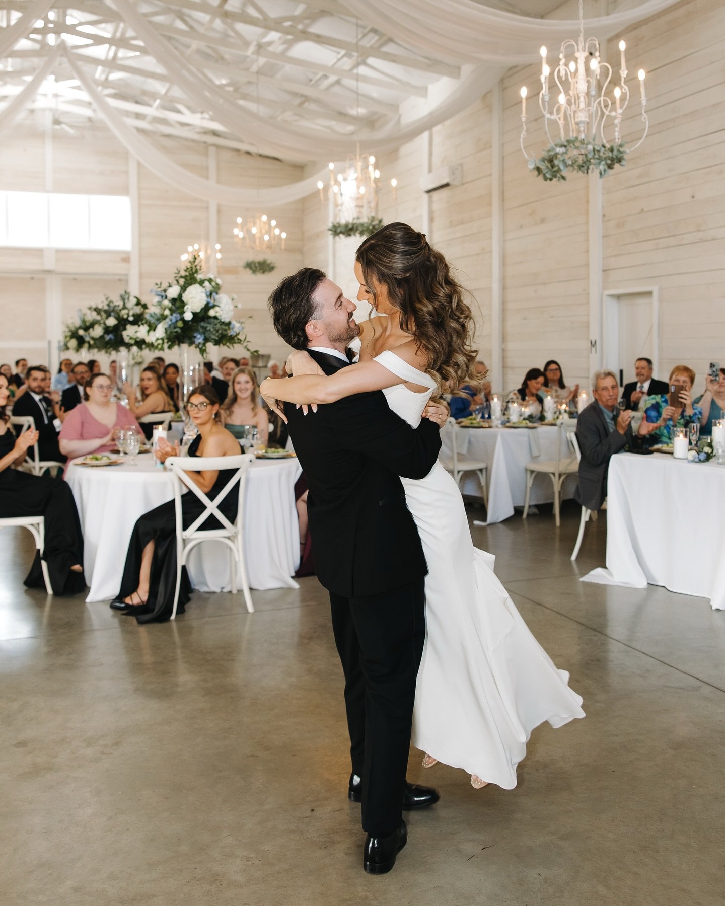 Darlin, this is exactly what you need! Slow dancing with your husband on the best planned day of your life. Awhiteweddings.com to contact 💌

Wedding Planning: @awhiteweddings 
Venue: @thewhitedovebarn 
Sponsor: @alaninutrition 
Photographer: @melina