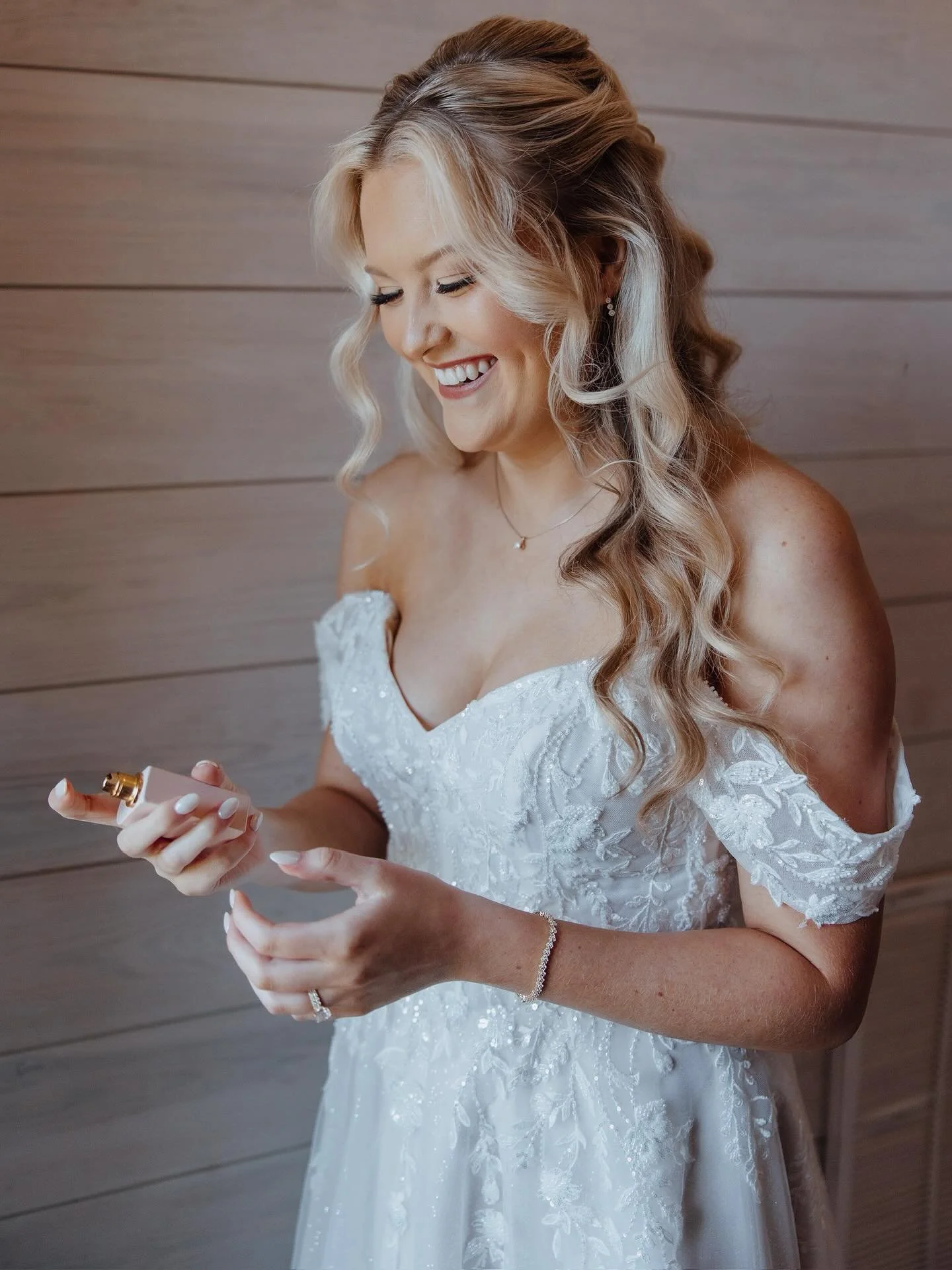 Awhiteweddings | Nashville Wedding Planning Service | Serving Over Two Decades of Experience. (Link in Bio)
The Team Behind the Photo:
Wedding Planner: @awhiteweddings
Venue: @birchwoodtn
Photography: @sincerelylindsayphotography
Catering: @ej_