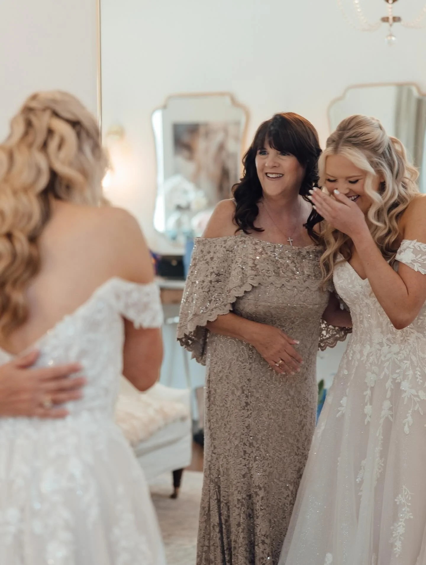 Your love story deserves more than a timeline, it deserves an experience. Let Awhiteweddings make your day unforgettable.
The Team Behind the Photo:
Wedding Planner: @awhiteweddings
Venue: @birchwoodtn
Photography: @sincerelylindsayphotography