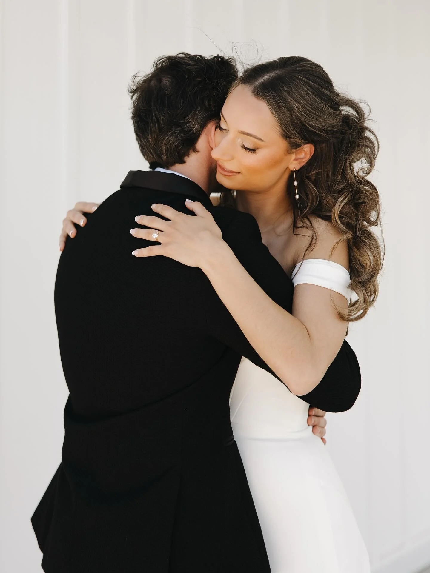 Your love story deserves more than a timeline, it deserves an experience. Let Awhiteweddings make your day unforgettable.
Awhiteweddings.com | Nashville Wedding Planning Service
Wedding Planning: @awhiteweddings
Venue: @thewhitedovebarn
Sponsor: