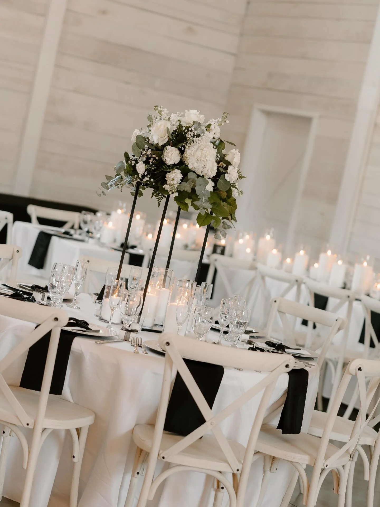 The table set up of our dreams!!!! 

The Team Behind the Photos: 
Wedding Planner: @awhiteweddings 
Venue: @thewhitedovebarn 
Photography: @hunterlasheaphotography 
Videographer: @chasedunivantcreative 
Rentals: @southerneventsonline 
Sponsor: @alani