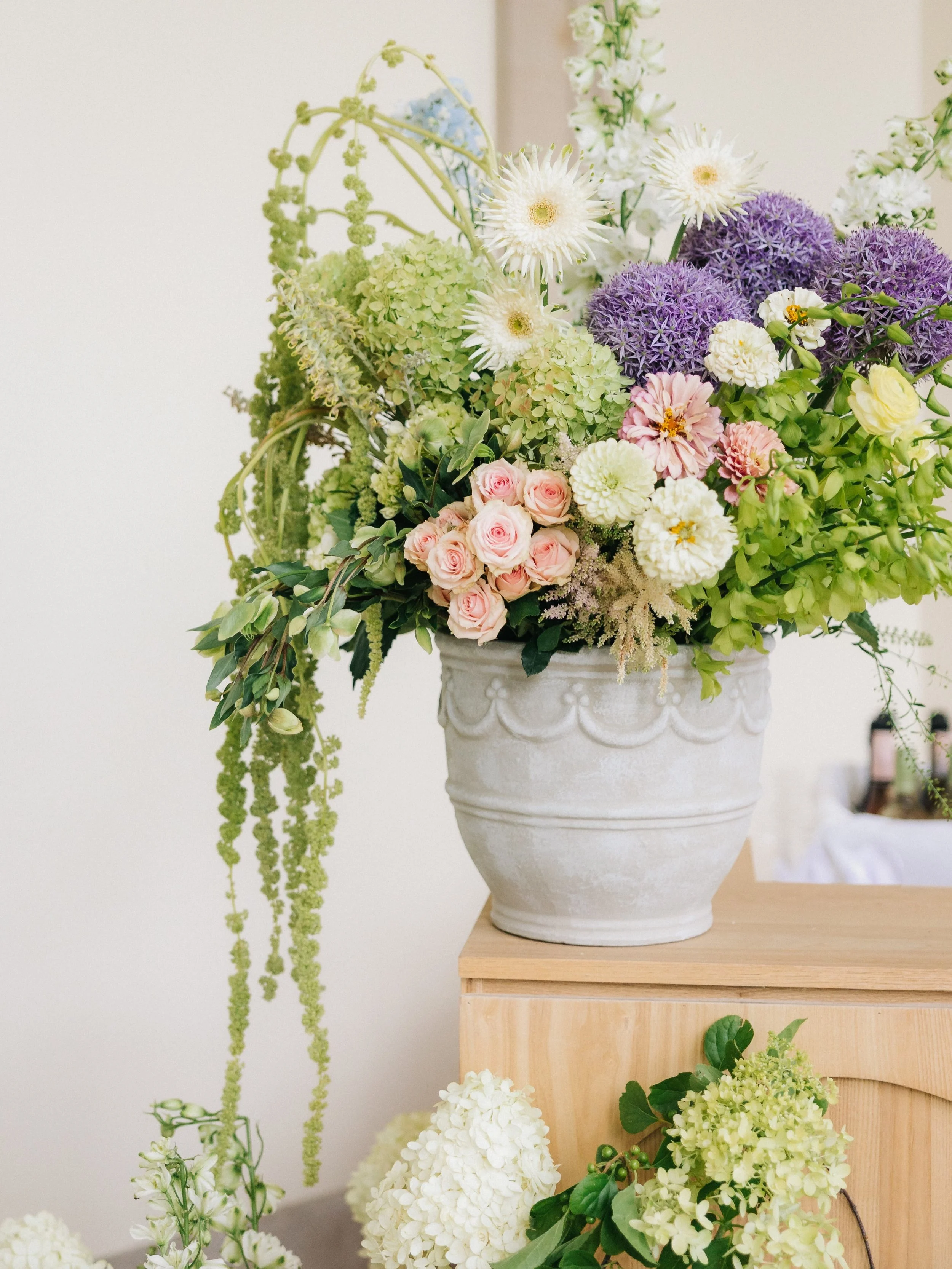 Busy summeringgg with @wedsociety.nashville 💐🤸🏼&zwj;♀️🤸🏼&zwj;♀️🤸🏼&zwj;♀️

@junipergreenkitchen | Catering 
@petalandgrainco | Florals
@curatedeventsnashville | Rentals 
@laurakallenphoto | Photographs 
@loveandlightcontent | Content Creator 
@