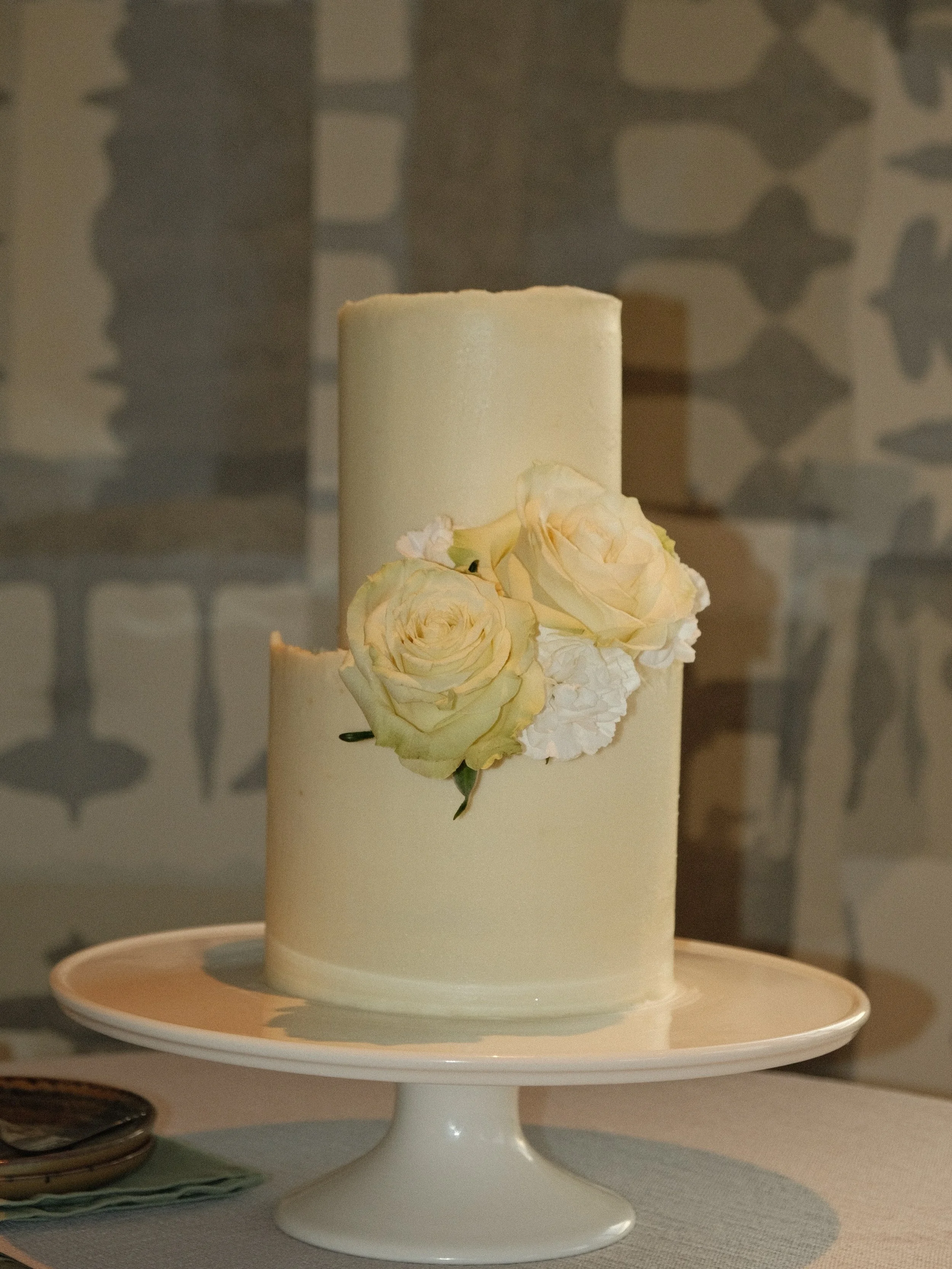 &lsquo;26-&lsquo;27 Wedding Trend!!! 
a small cutting cake just for the bride &amp; groom. 🤍