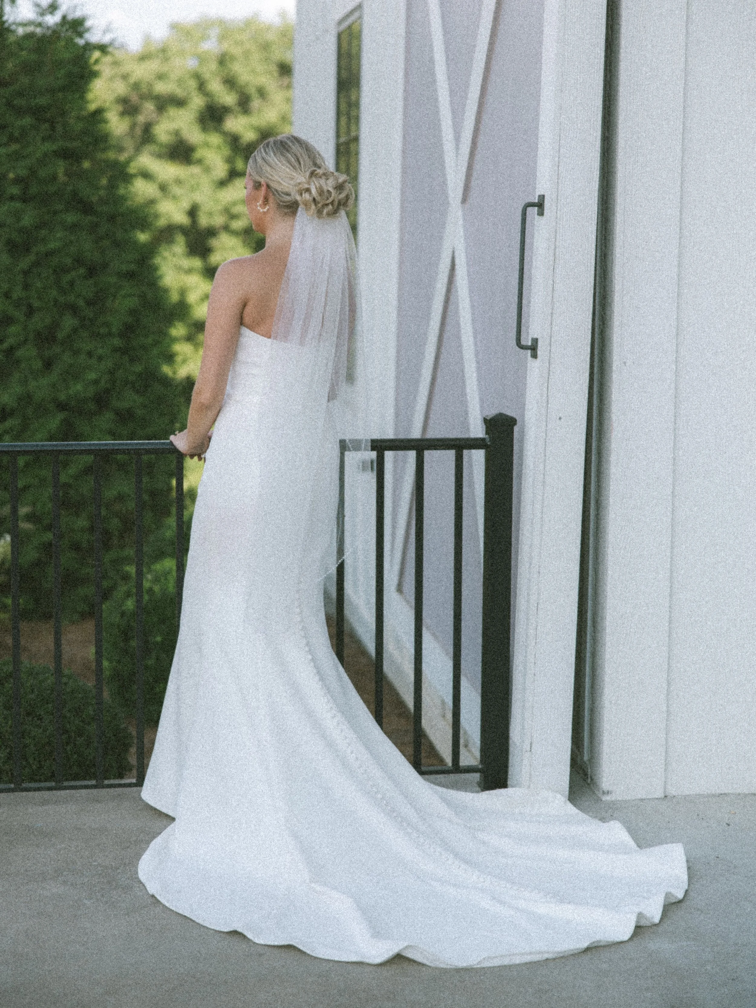 The wedding photos not on the timeline 

✨ AWhiteWeddings is a Nashville wedding planner proudly serving couples across Middle Tennessee with full-service wedding planning, partial wedding planning, and day-of wedding coordination. From Nashville to 