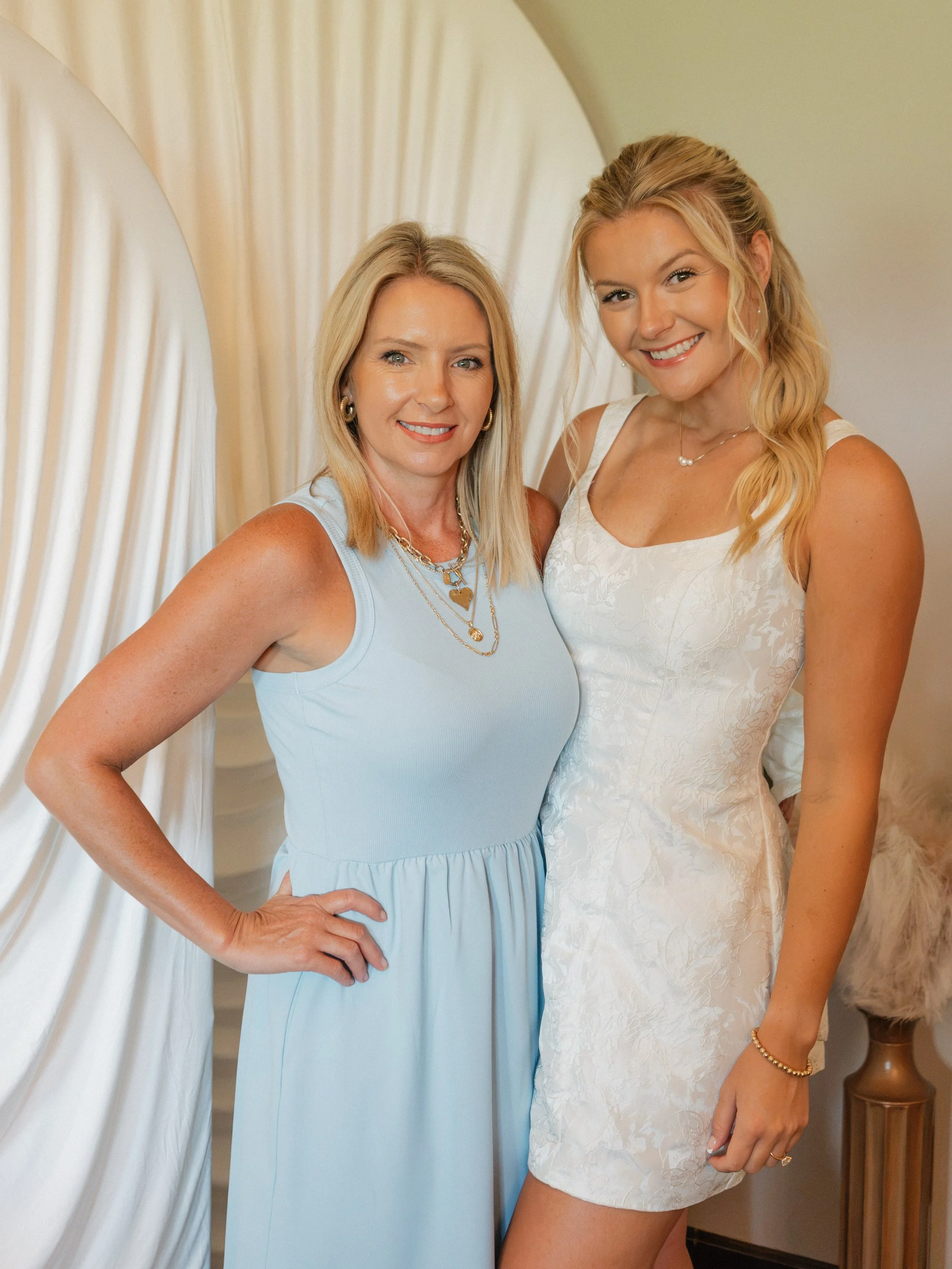 A bridal shower surrounded by the sweetest family &amp; friends Now, the only question is&hellip; what was her something blue? 

✨ AWhiteWeddings is a Nashville wedding planner proudly serving couples across Middle Tennessee with full-service wedding
